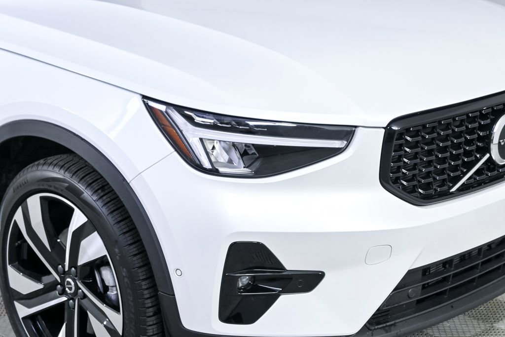 Certified 2025 Volvo XC40 B5 Plus image 38