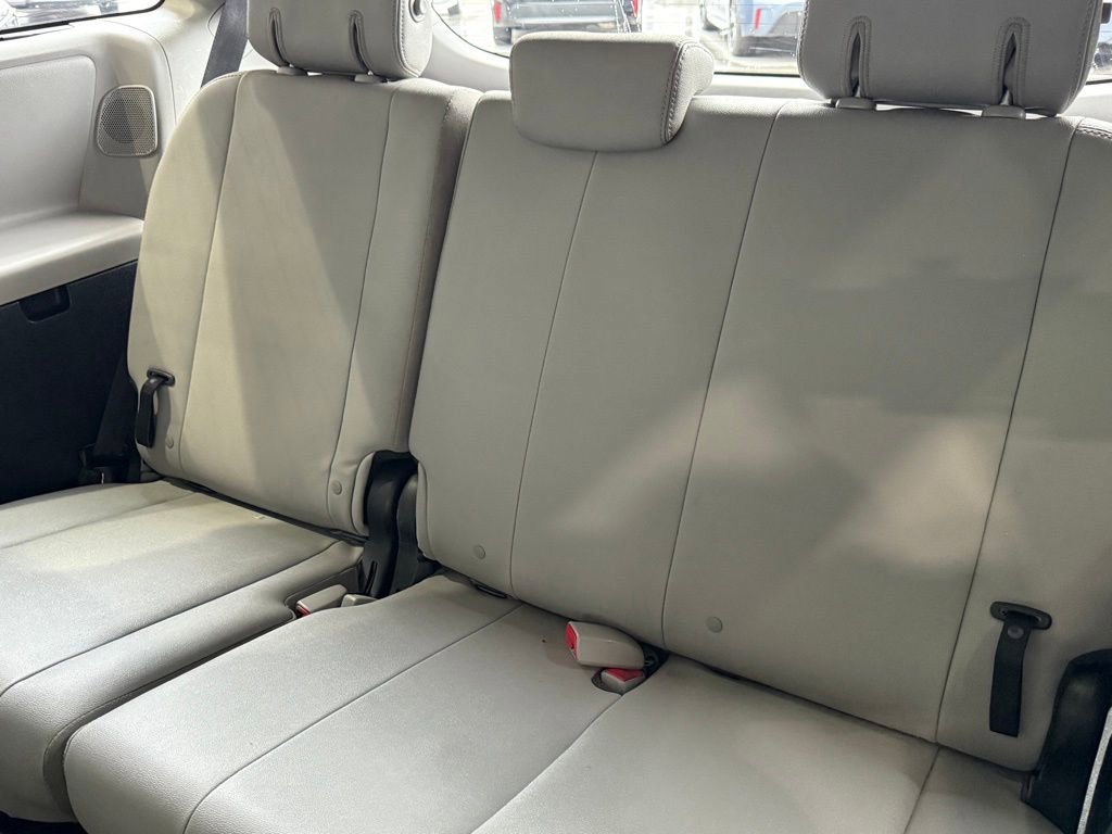 Used 2018 Toyota Sienna Limited Premium w/ Carpet Mat Package image 36