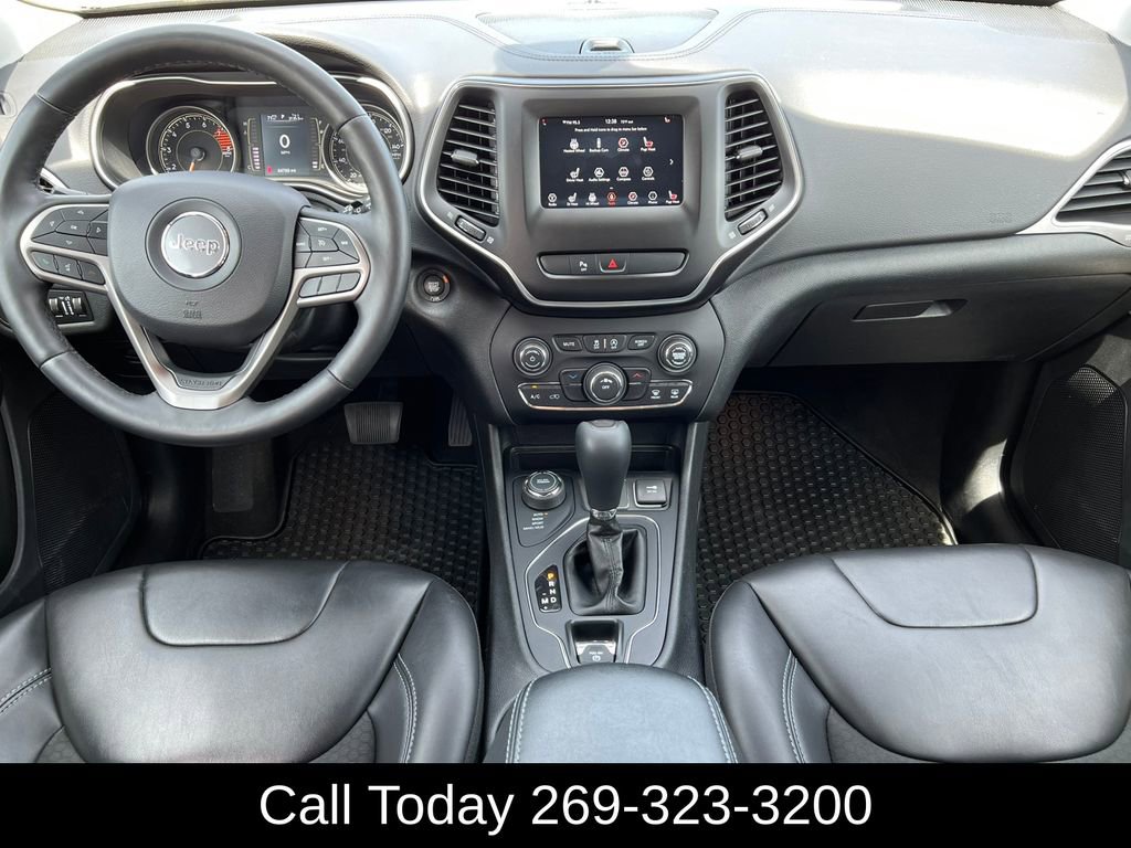 Used 2019 Jeep Cherokee Latitude Plus w/ Cold Weather Group AWD/4WD image 3