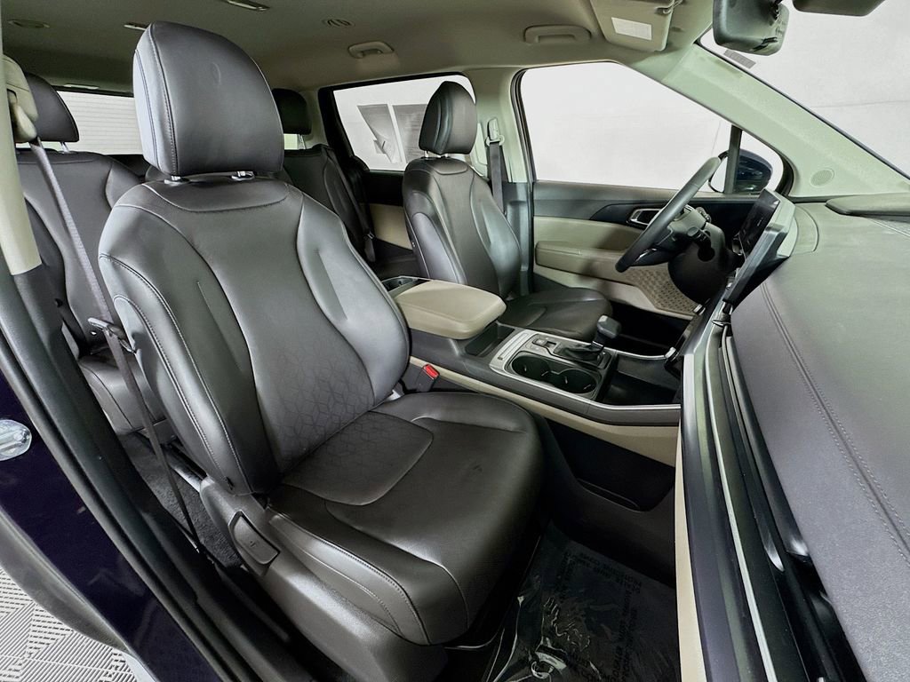 Used 2025 Kia Carnival FWD image 29
