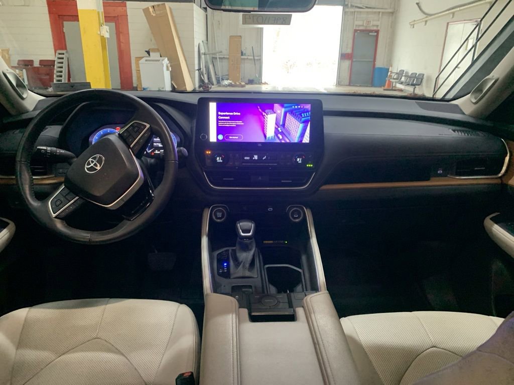 Used 2024 Toyota Grand Highlander Limited image 15