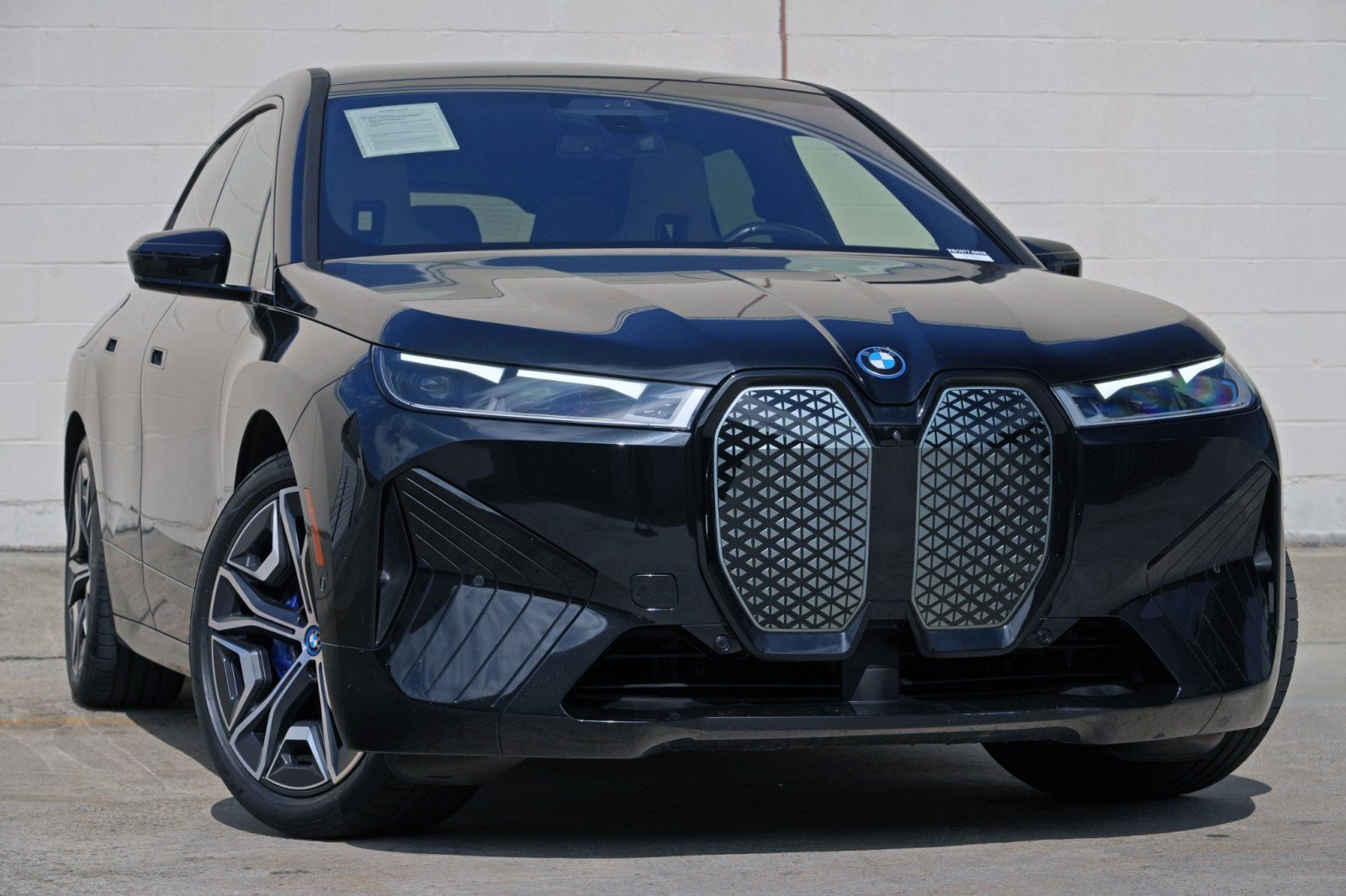 Used 2022 BMW iX xDrive50 w/ Sport Package AWD/4WD image 4