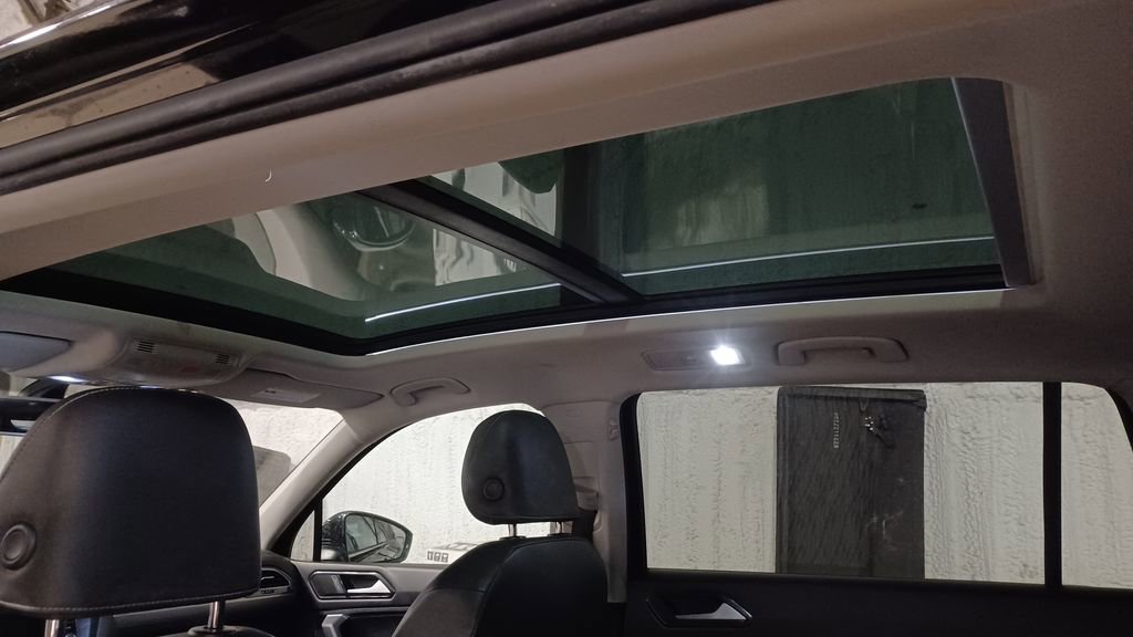 Used 2018 Volkswagen Tiguan SE w/ Panoramic Sunroof Package image 8