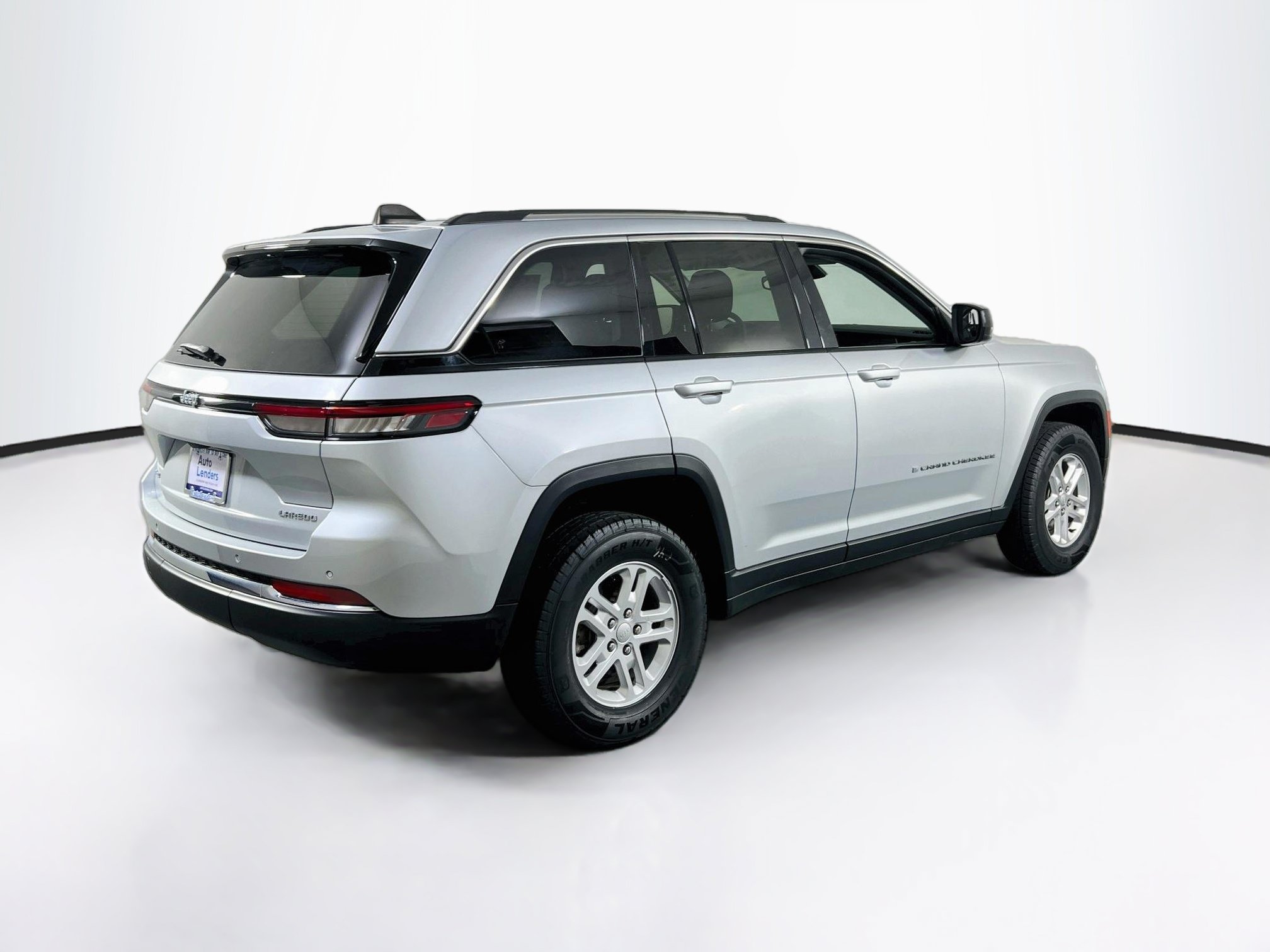 Used 2023 Jeep Grand Cherokee Laredo w/ Luxury Tech Group I AWD/4WD image 5