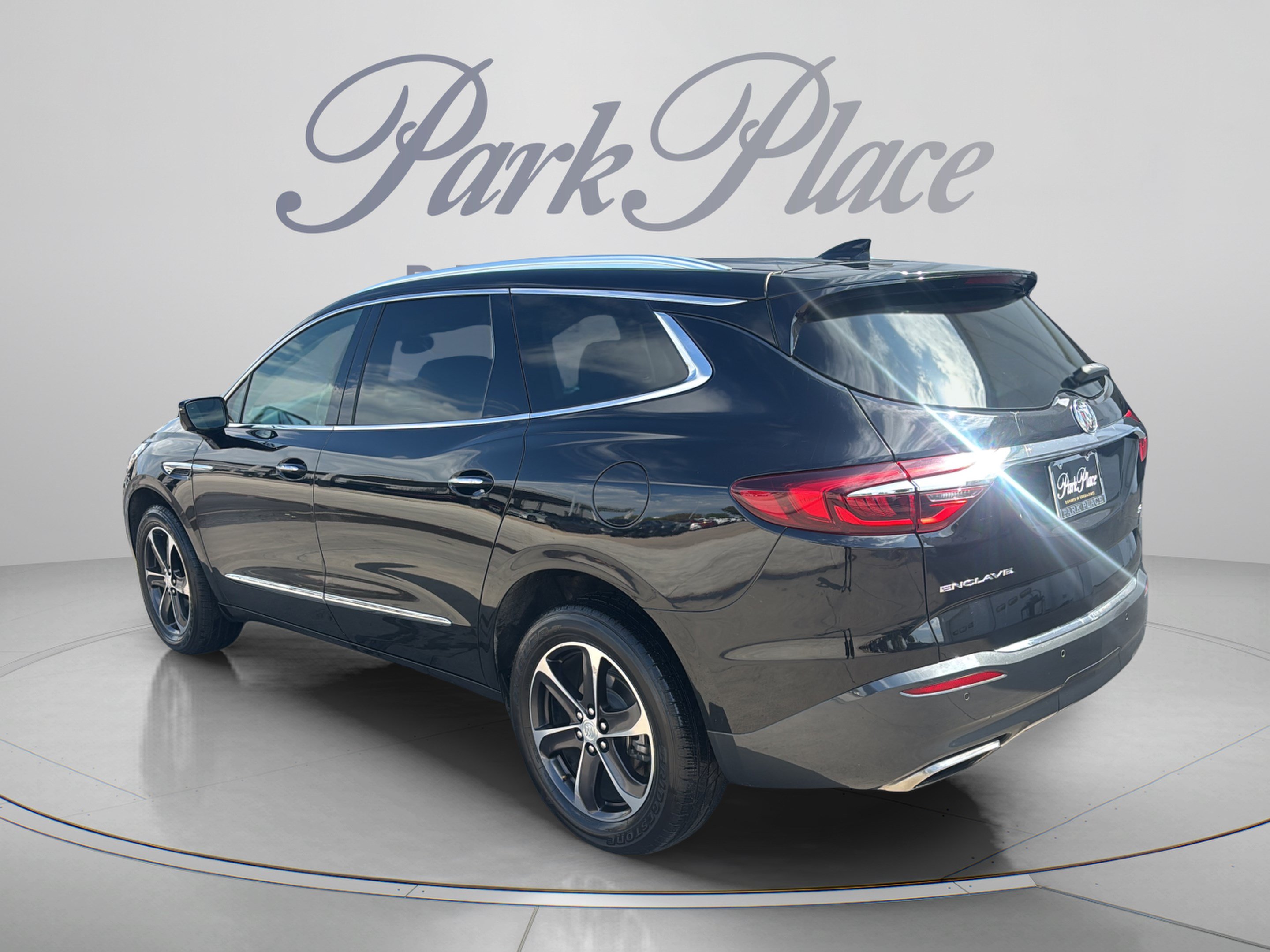 Used 2020 Buick Enclave Essence w/ Sport Touring Edition FWD image 3