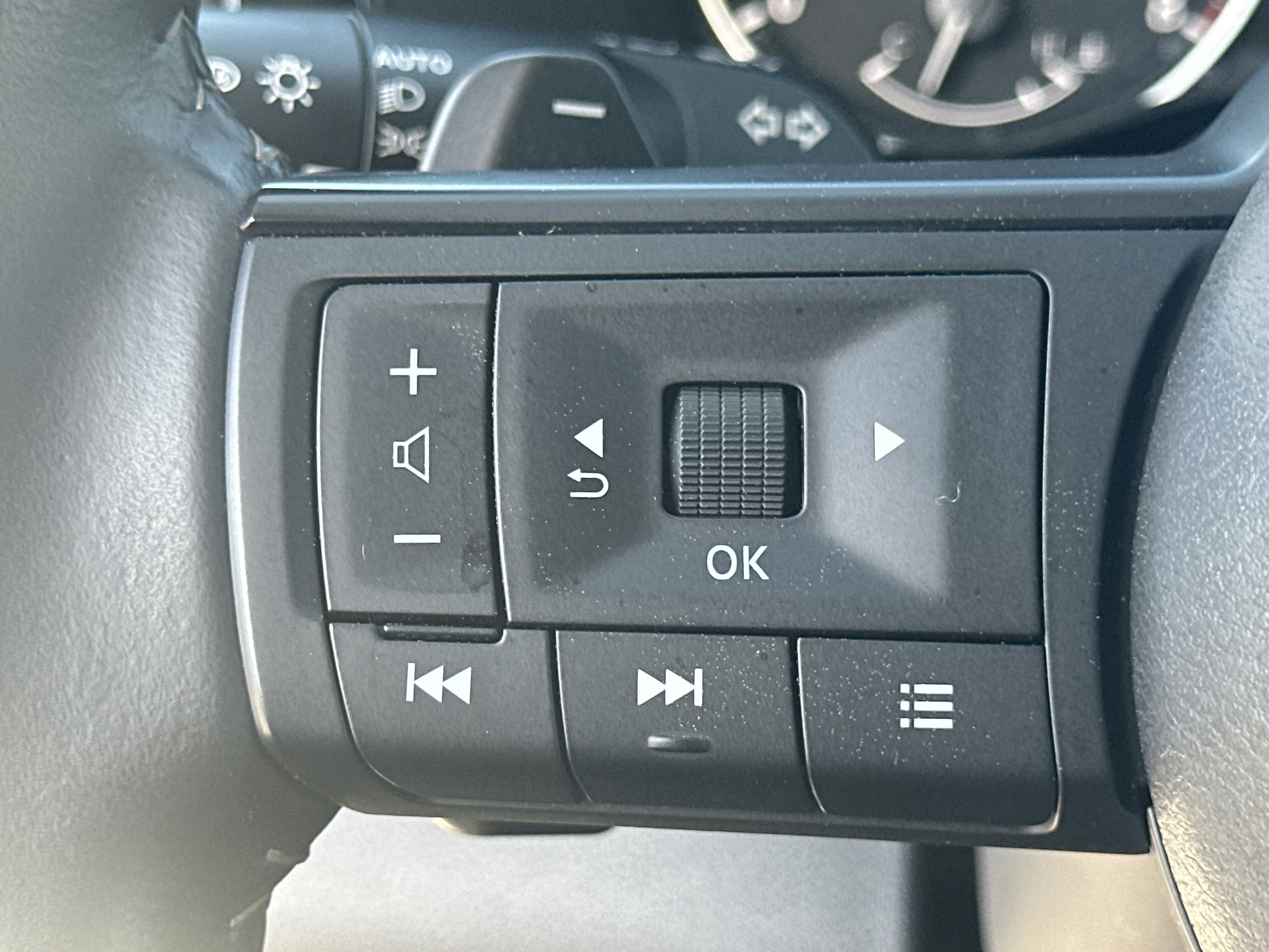 Used 2025 Nissan Pathfinder SV image 23