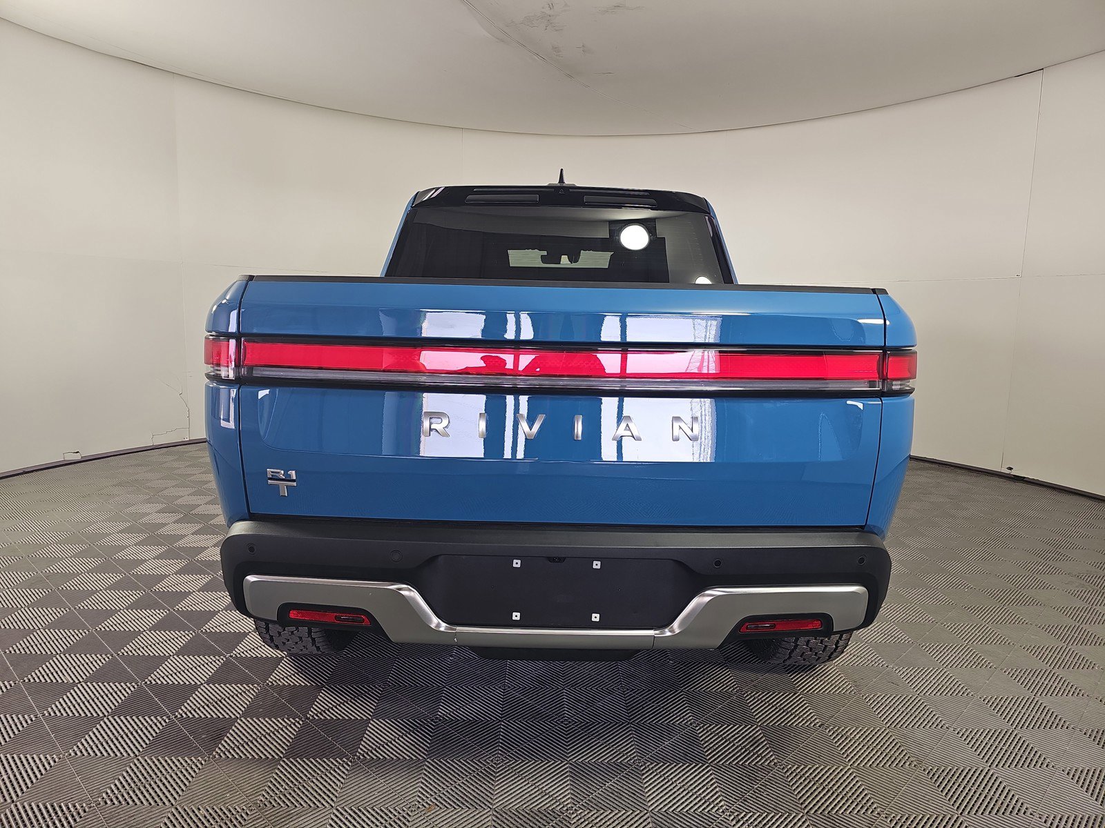 Used 2024 Rivian R1T Adventure AWD/4WD image 4