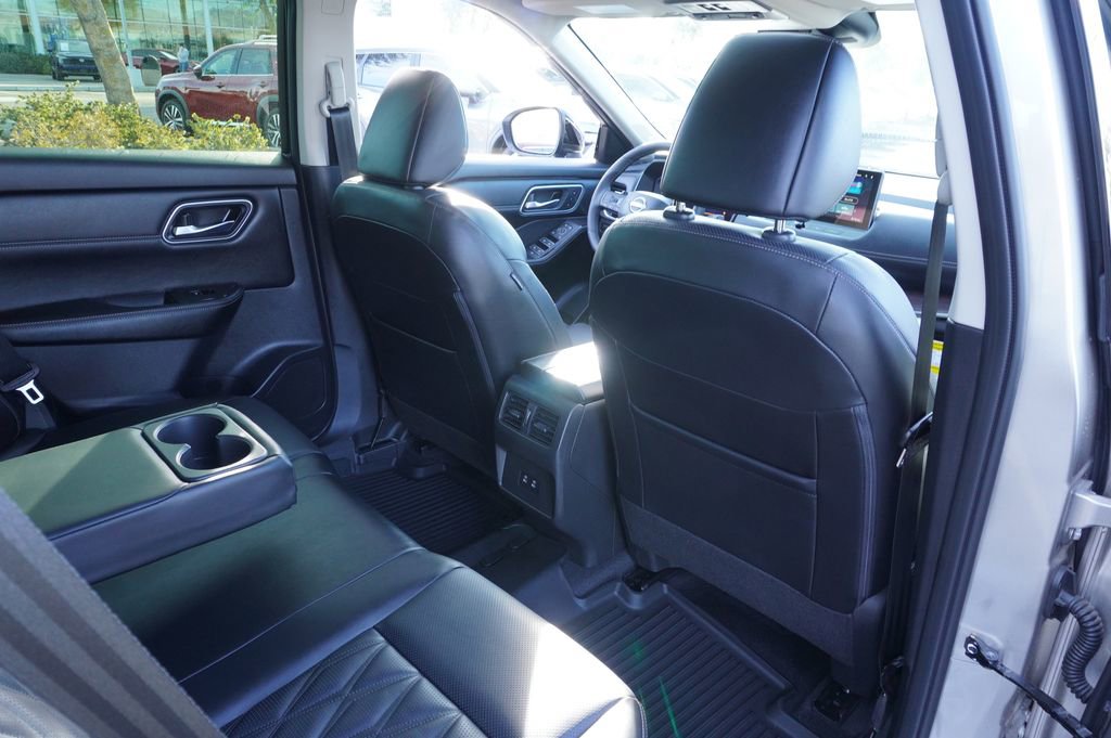 Certified 2025 Nissan Rogue Platinum image 10