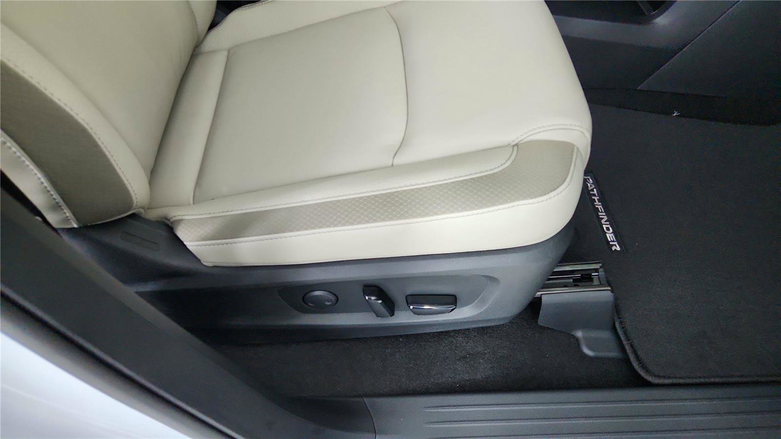 Used 2025 Nissan Pathfinder SL w/ Black Appearance Package image 27