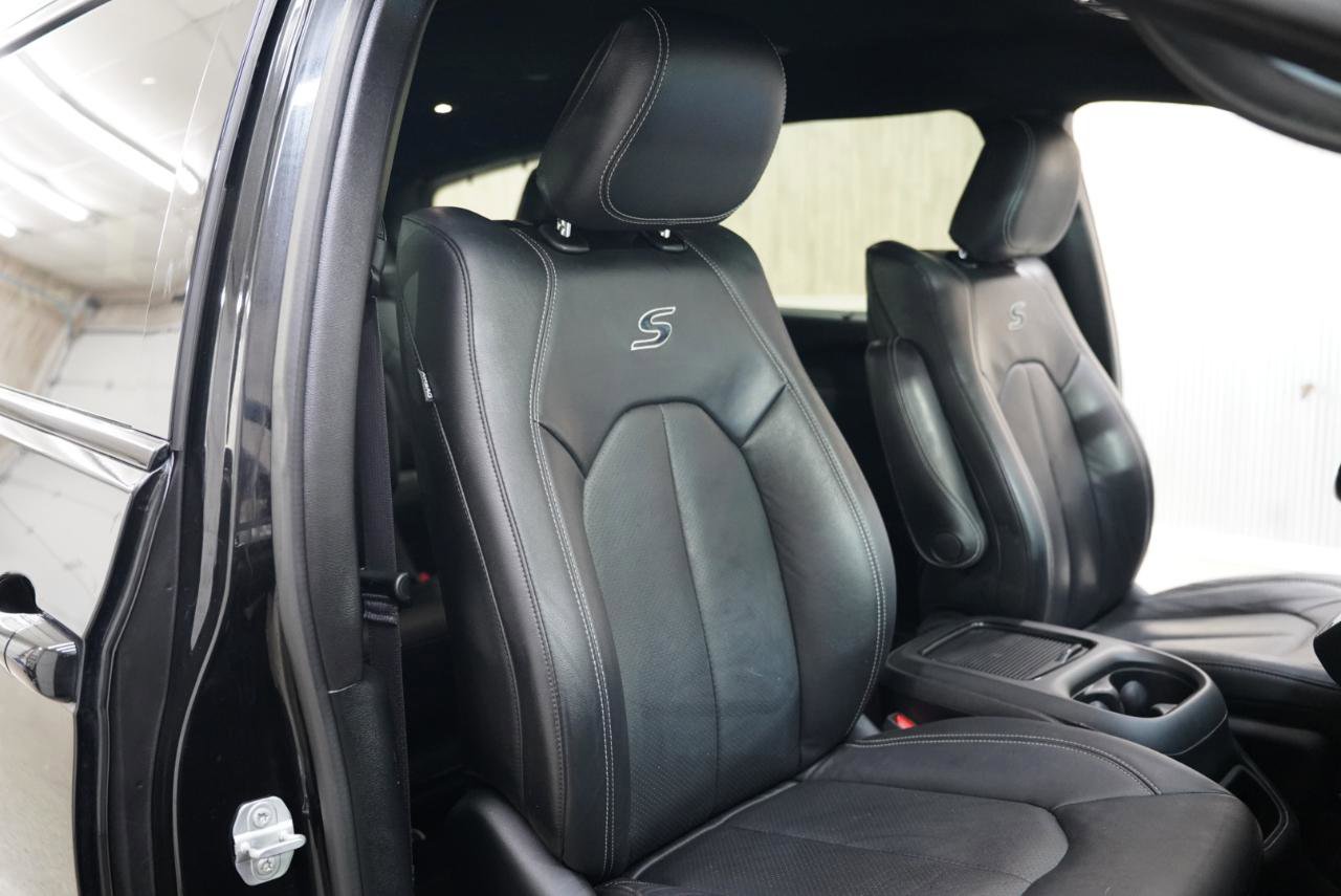 Used 2021 Chrysler Pacifica Touring-L w/ Uconnect Theater Family Group image 28
