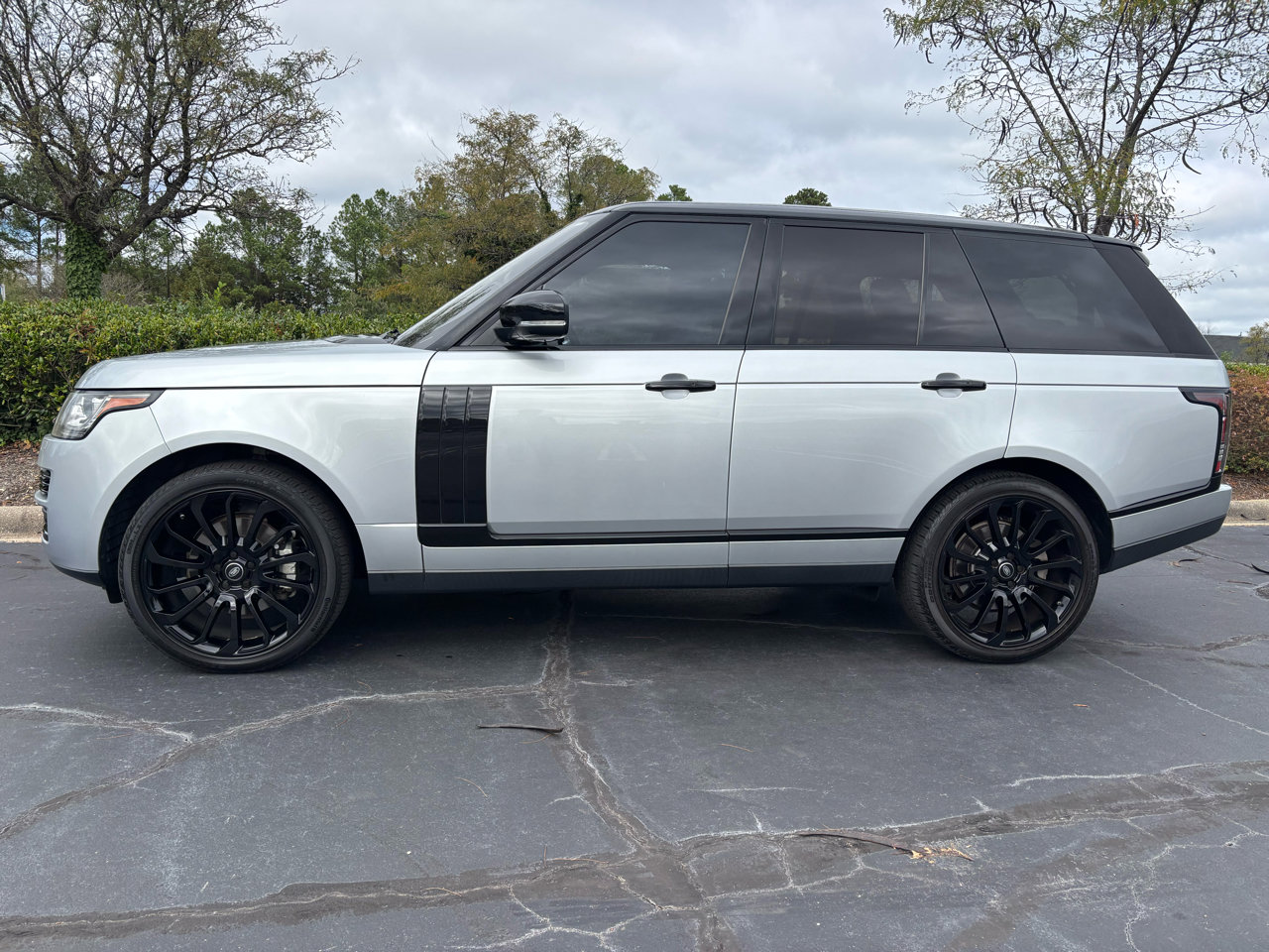 Used 2017 Land Rover Range Rover HSE image 2