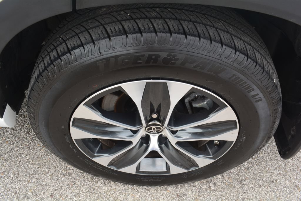 Used 2023 Toyota Highlander XLE AWD/4WD image 28