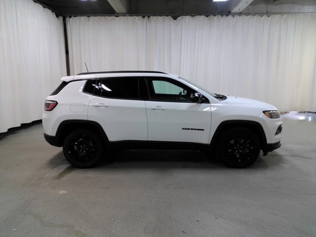 Used 2025 Jeep Compass Latitude w/ Altitude Special Edition image 3