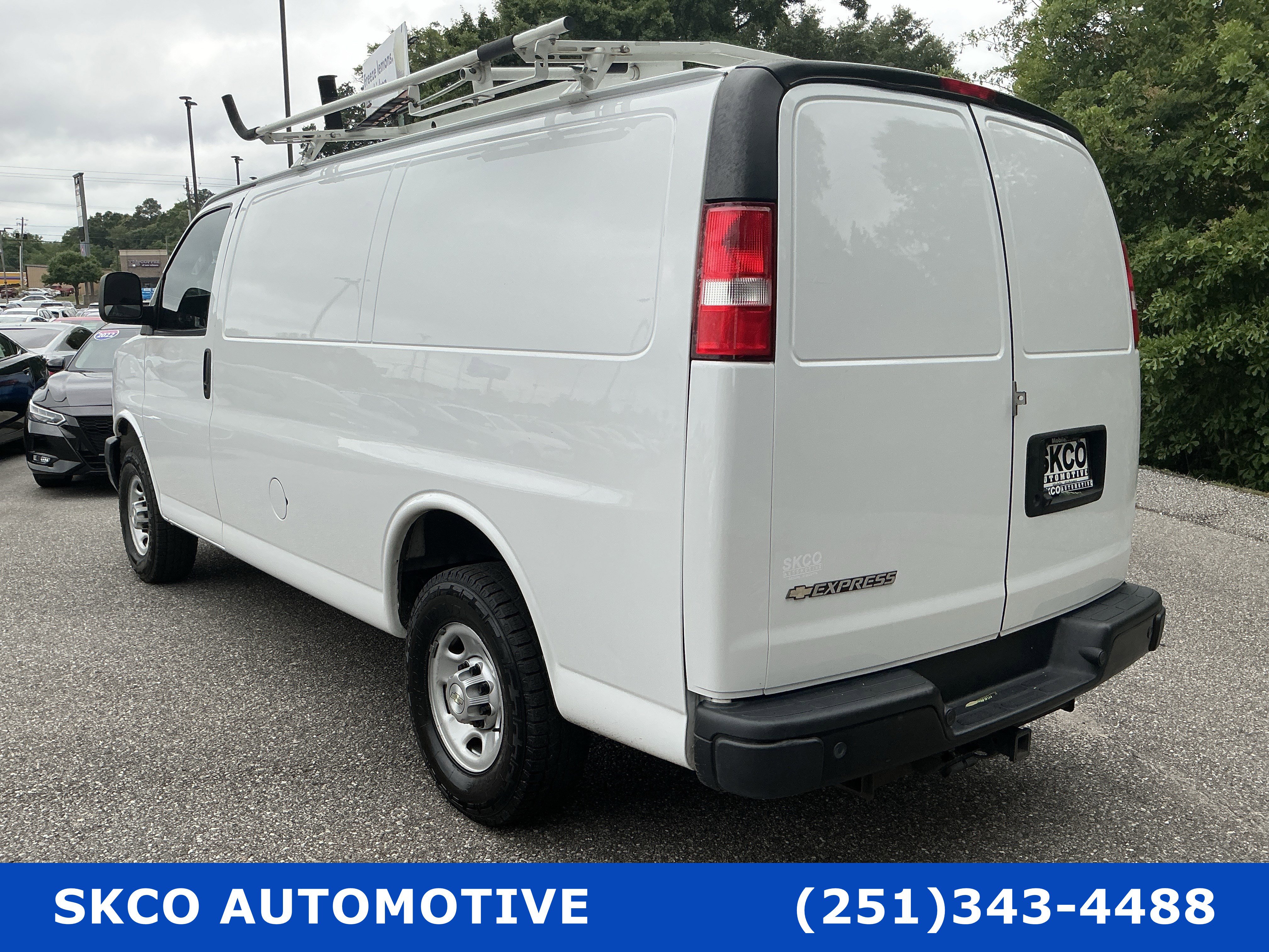 Used 2022 Chevrolet Express 2500 w/ Driver Convenience Package RWD image 3