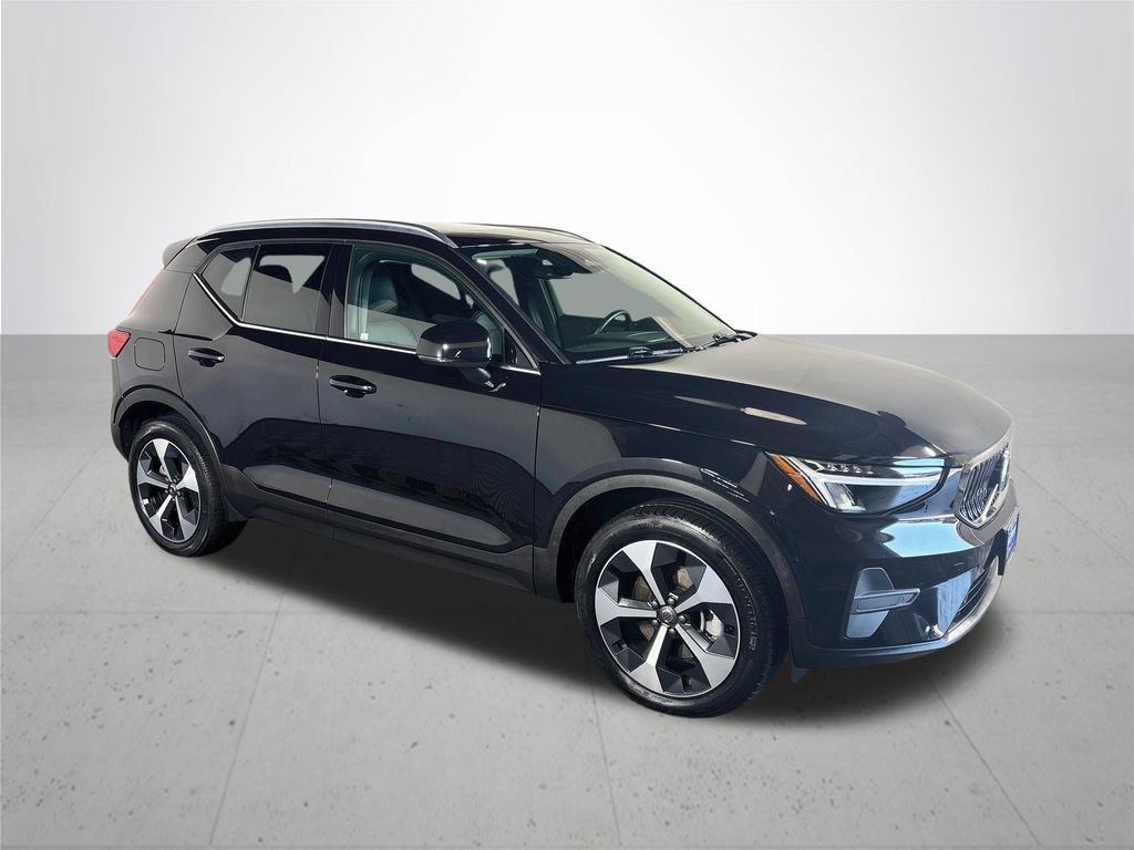 Used 2024 Volvo XC40 B5 Core AWD/4WD image 4