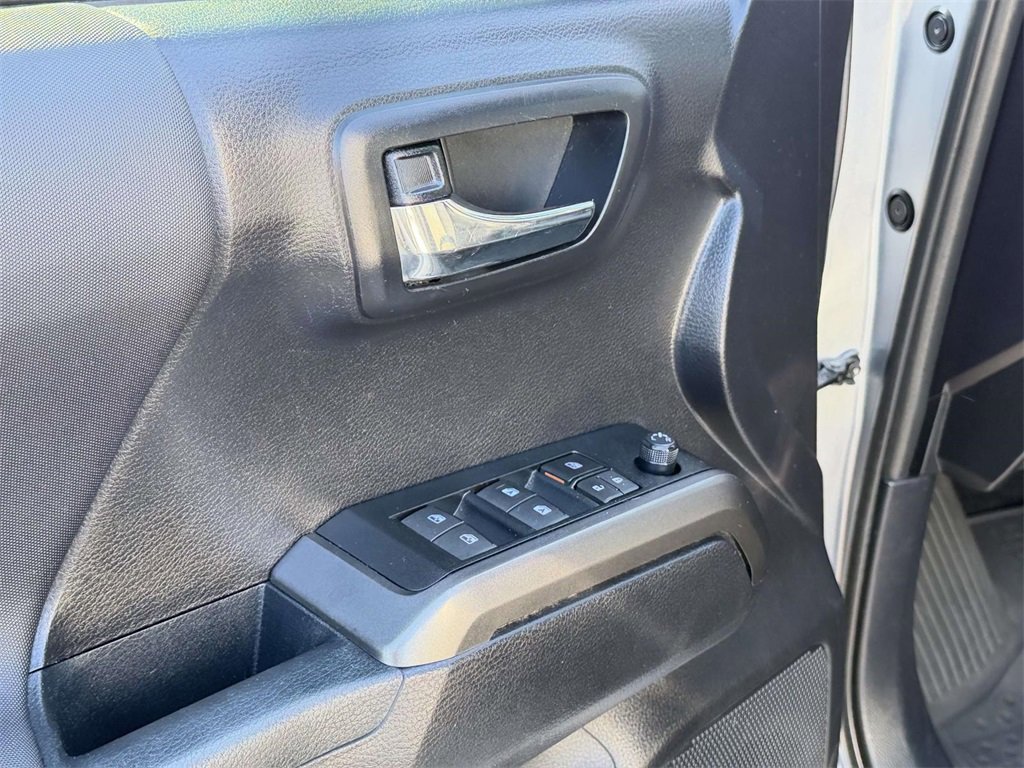 Used 2021 Toyota Tacoma TRD Off-Road image 18