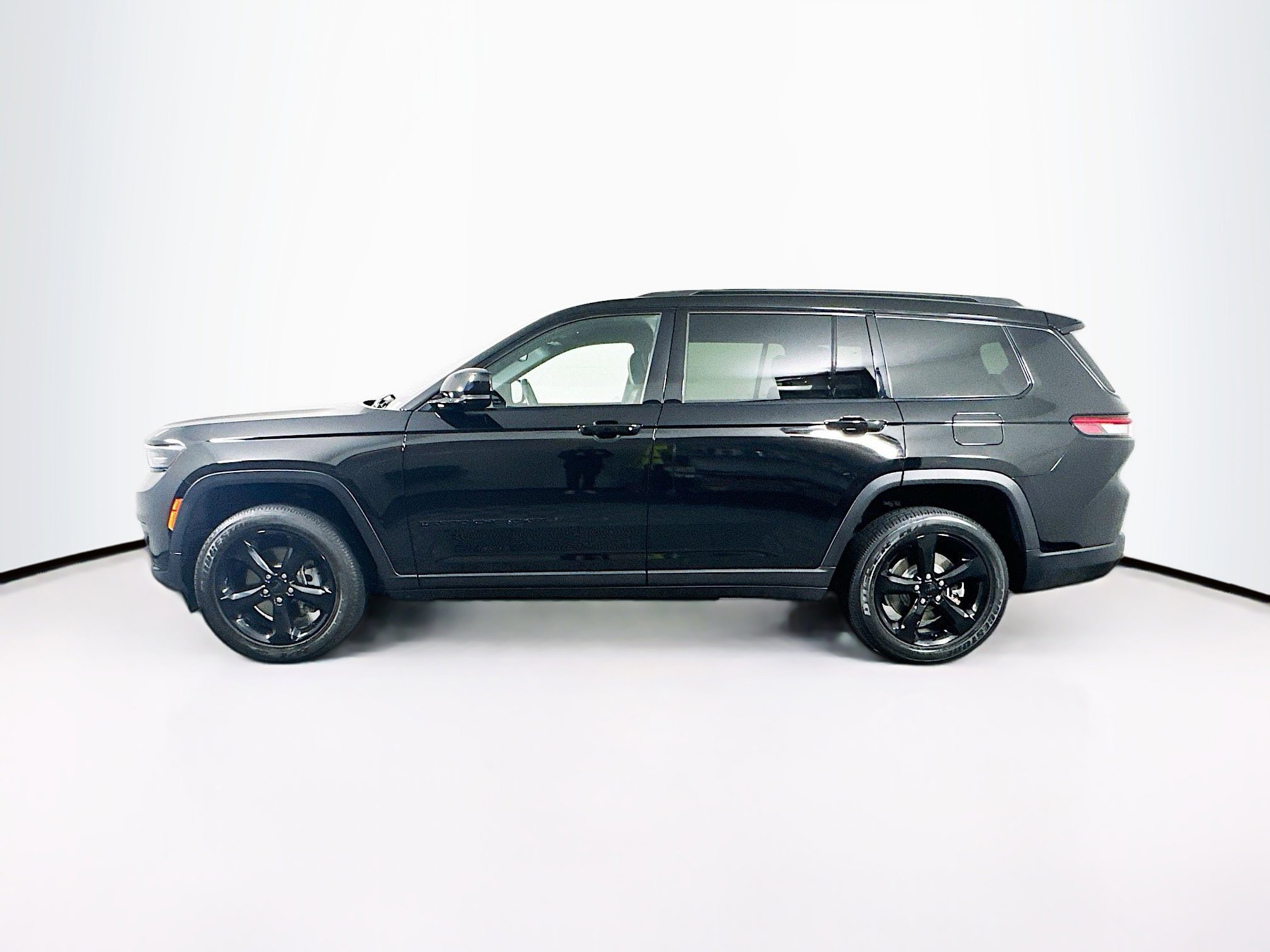 Used 2022 Jeep Grand Cherokee L Laredo image 4