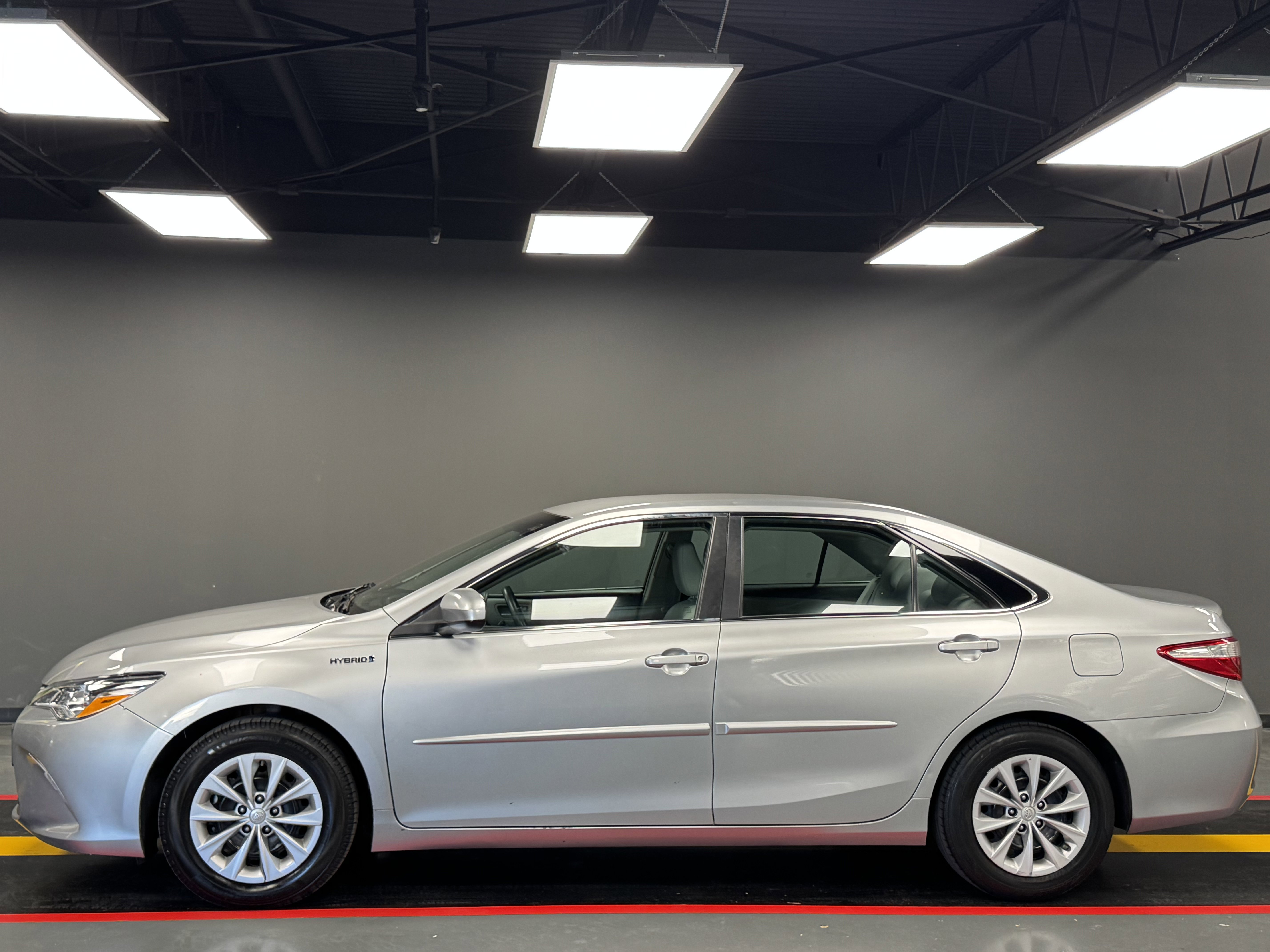 Used 2016 Toyota Camry LE image 3