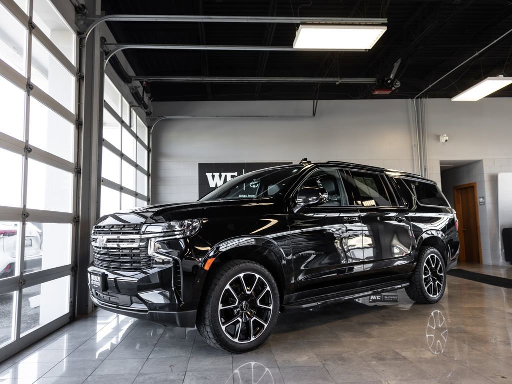 Used 2021 Chevrolet Suburban RST w/ Luxury Package AWD/4WD image 2