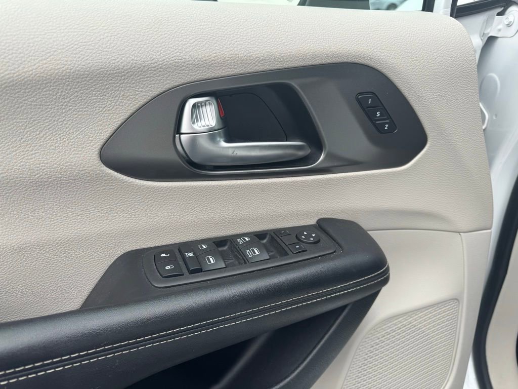Used 2023 Chrysler Pacifica Touring-L image 3