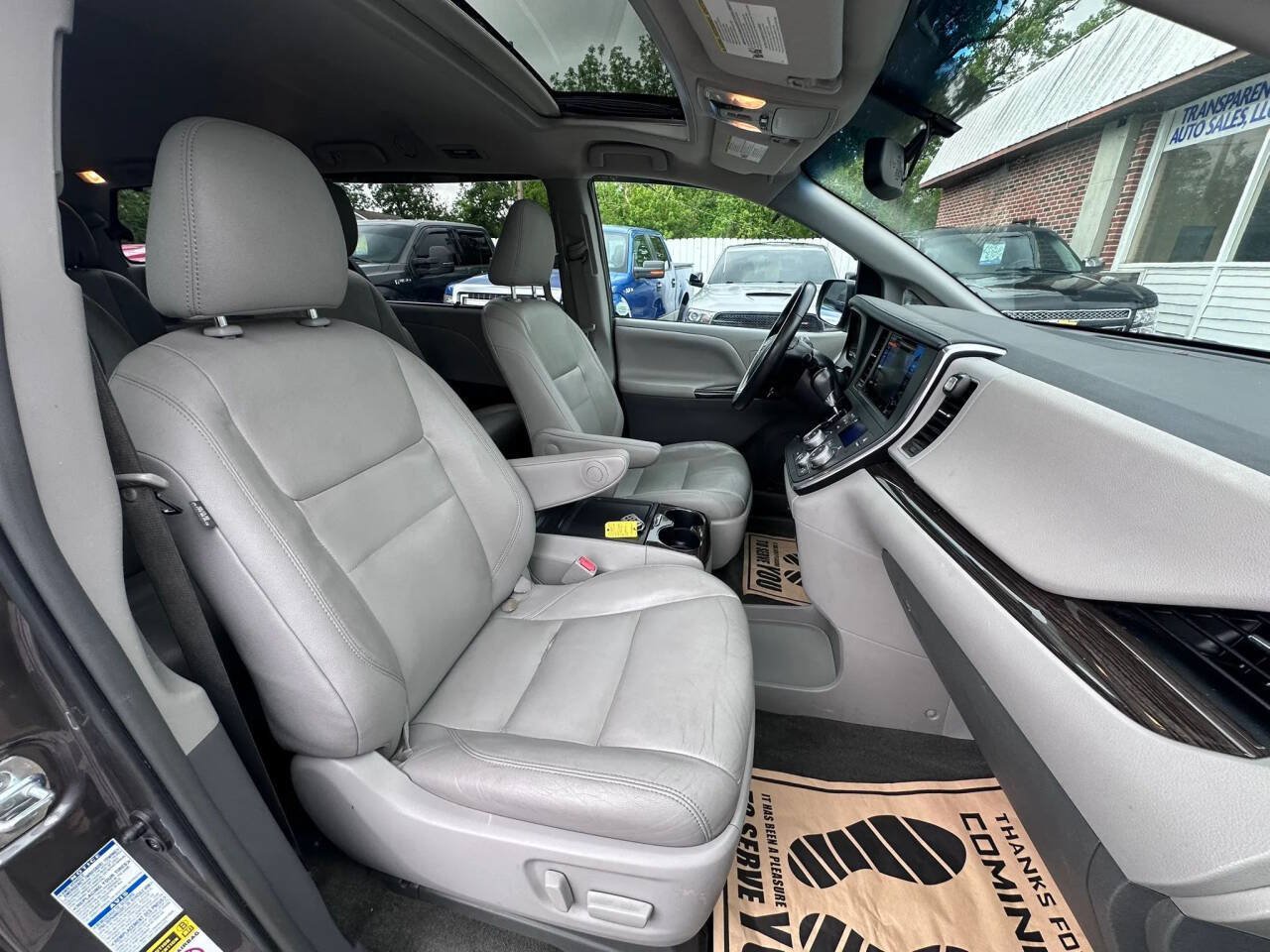Used 2017 Toyota Sienna XLE w/ XLE Navigation Package AWD/4WD image 10