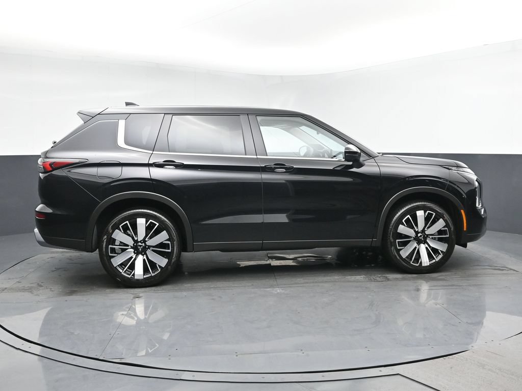New 2026 Mitsubishi Outlander SE FWD image 3