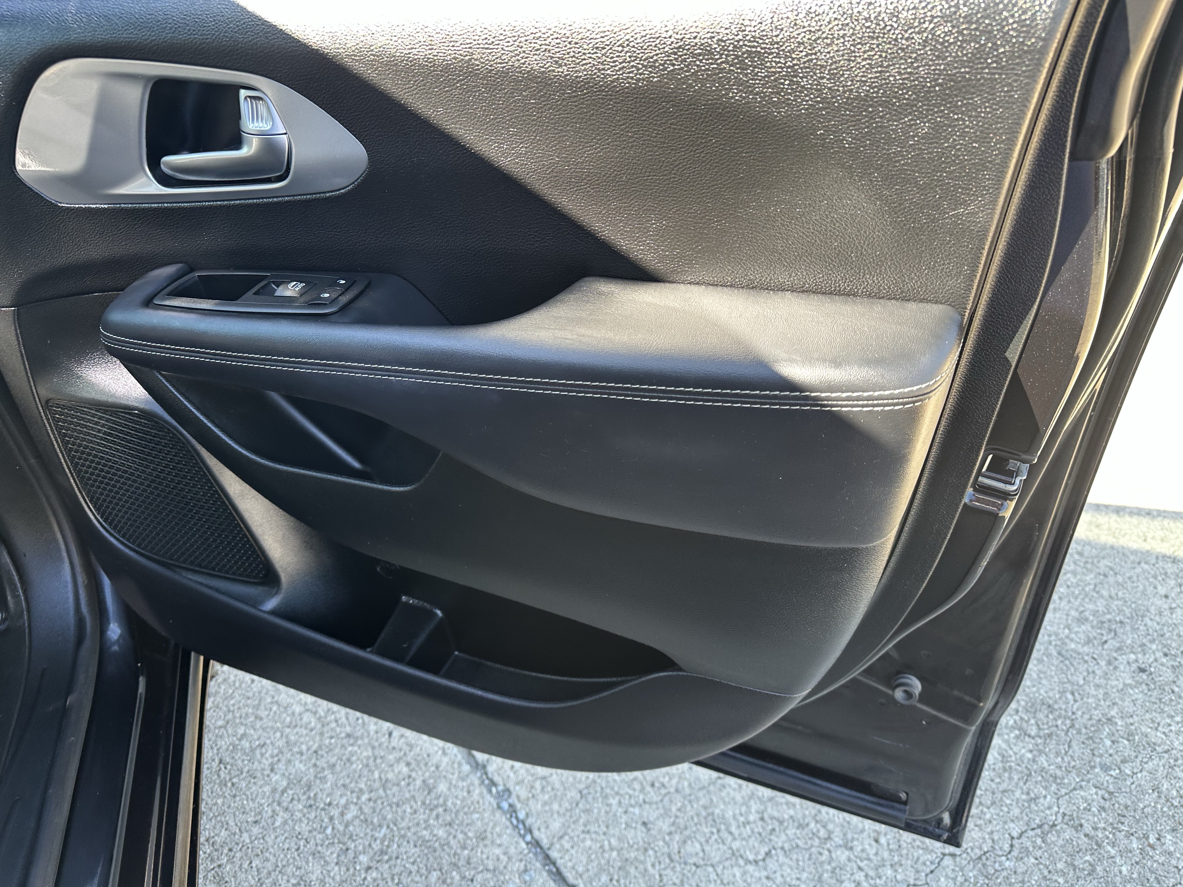 Used 2023 Chrysler Pacifica Touring-L w/ S Appearance Package FWD image 15