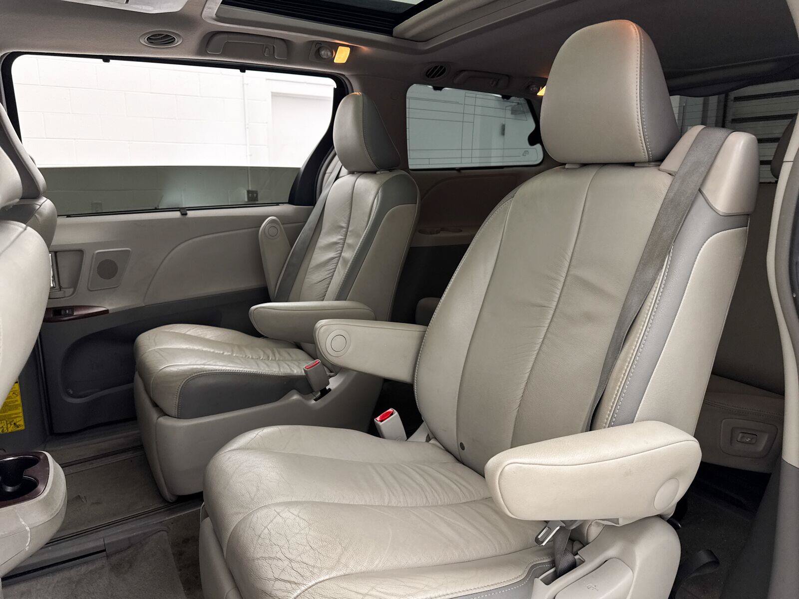 Used 2012 Toyota Sienna Limited w/ Premium Pkg FWD image 25