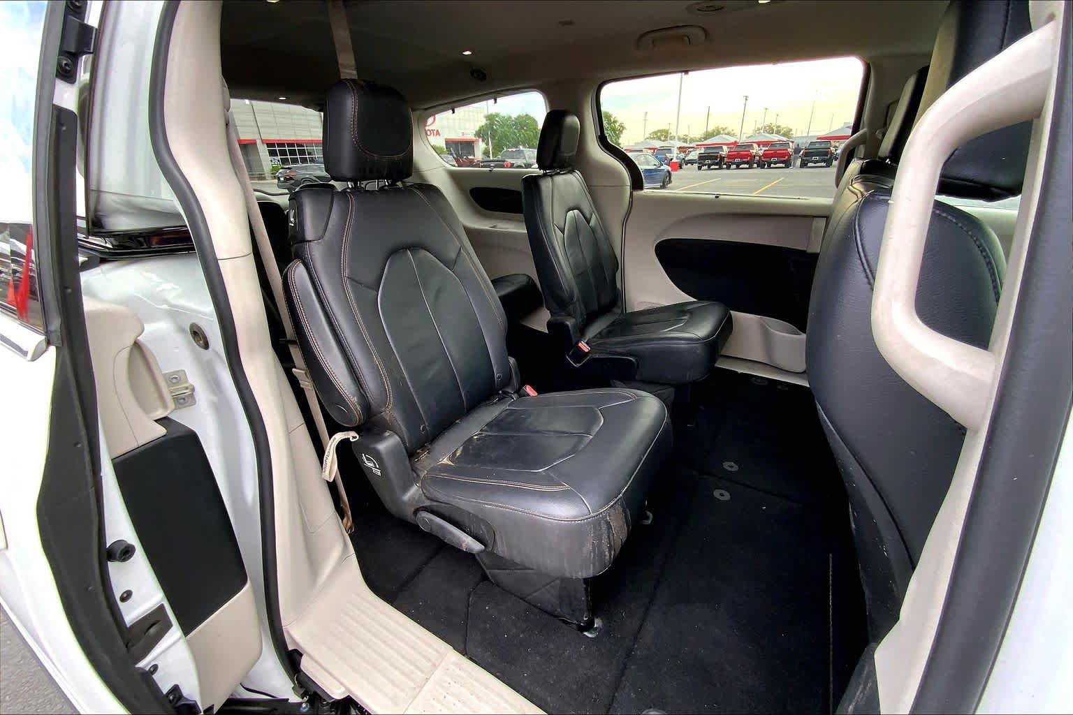 Used 2017 Chrysler Pacifica Touring-L w/ Tire & Wheel Group FWD image 20