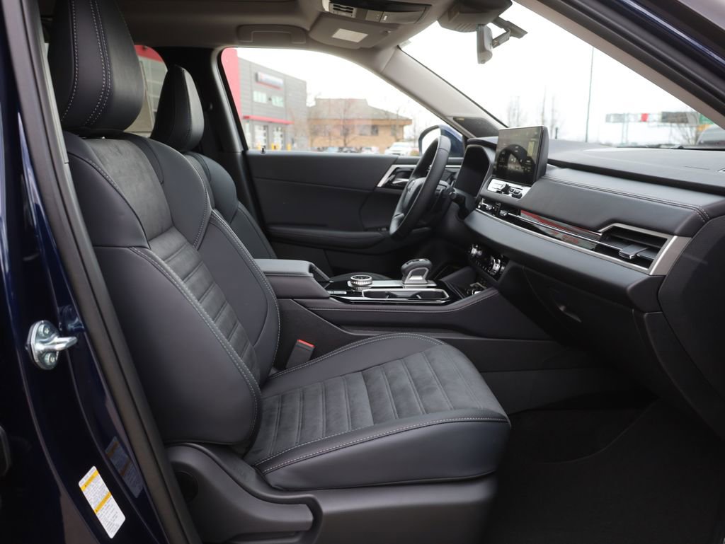 New 2025 Mitsubishi Outlander SE image 13