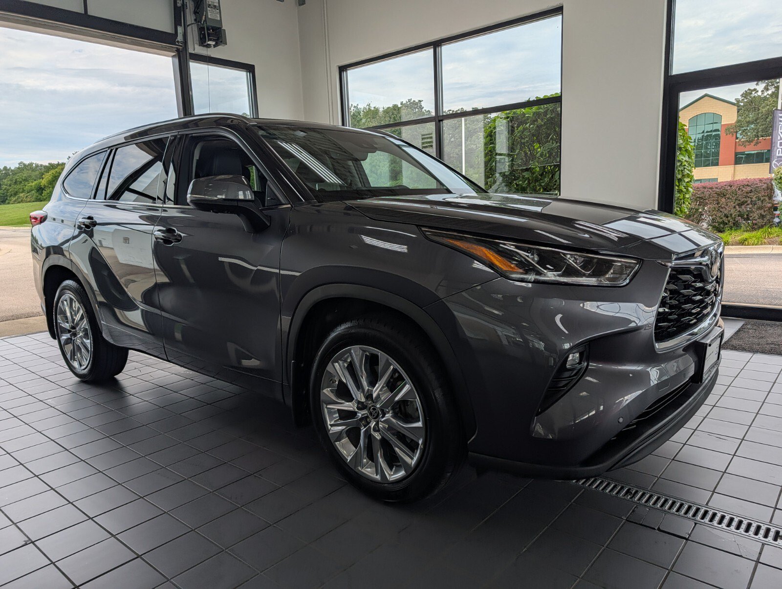 Used 2023 Toyota Highlander Limited AWD/4WD image 1