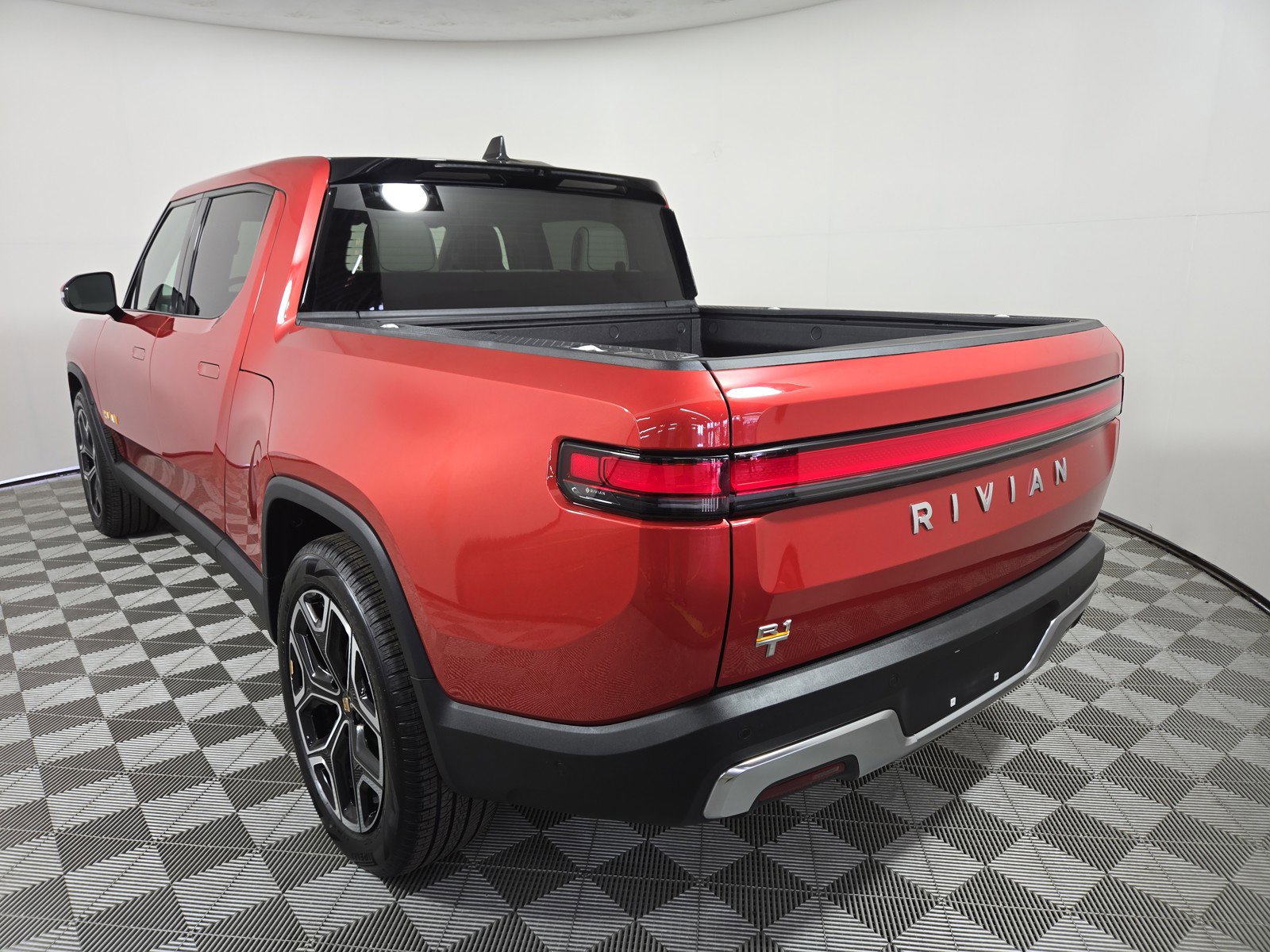Used 2023 Rivian R1T Adventure image 3