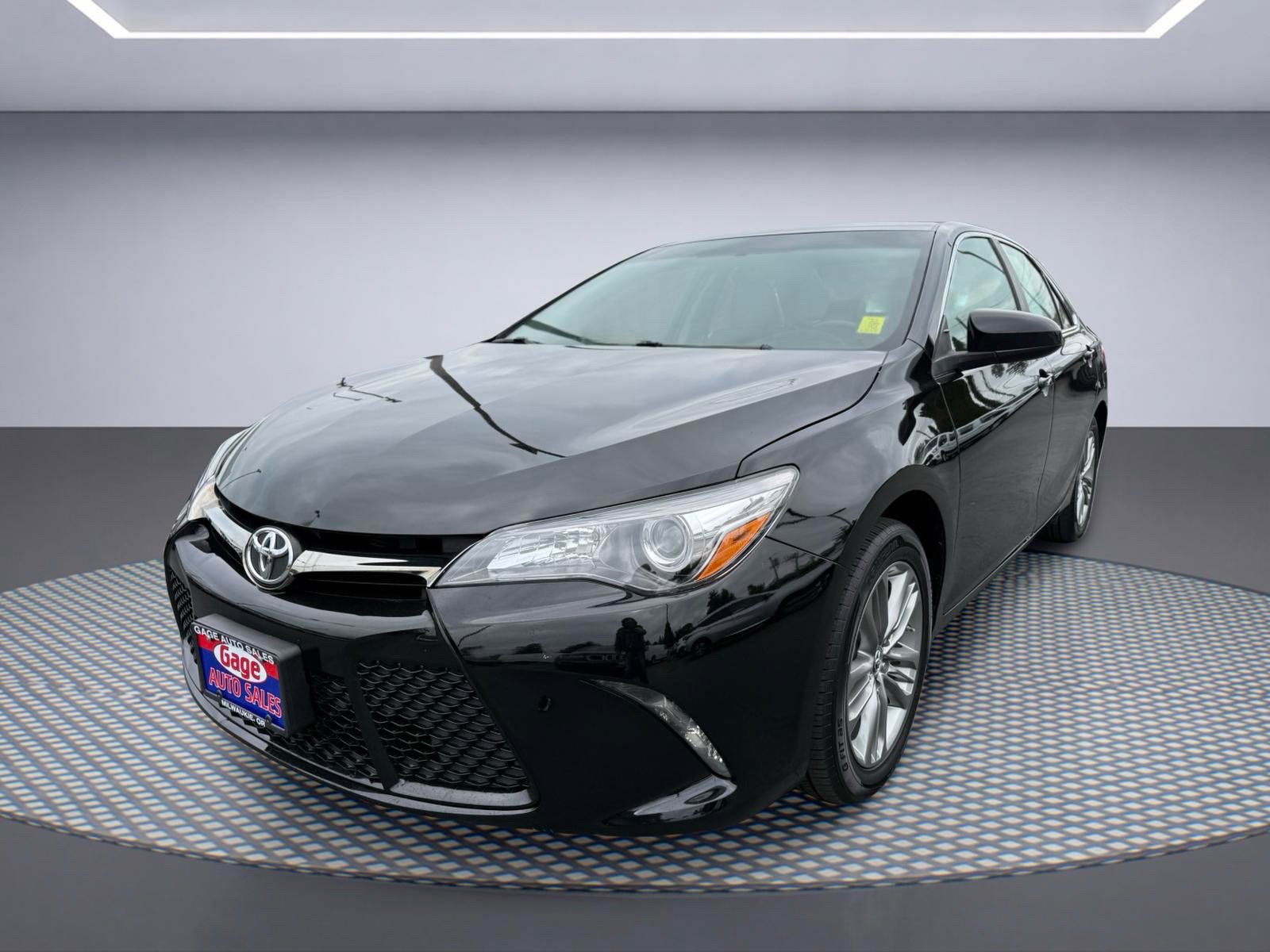 Used 2017 Toyota Camry SE FWD image 2