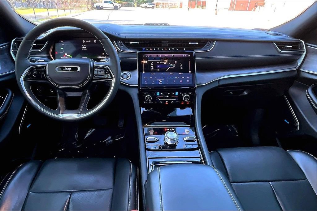 Used 2023 Jeep Grand Cherokee Overland w/ Luxury Tech Group IV AWD/4WD image 14