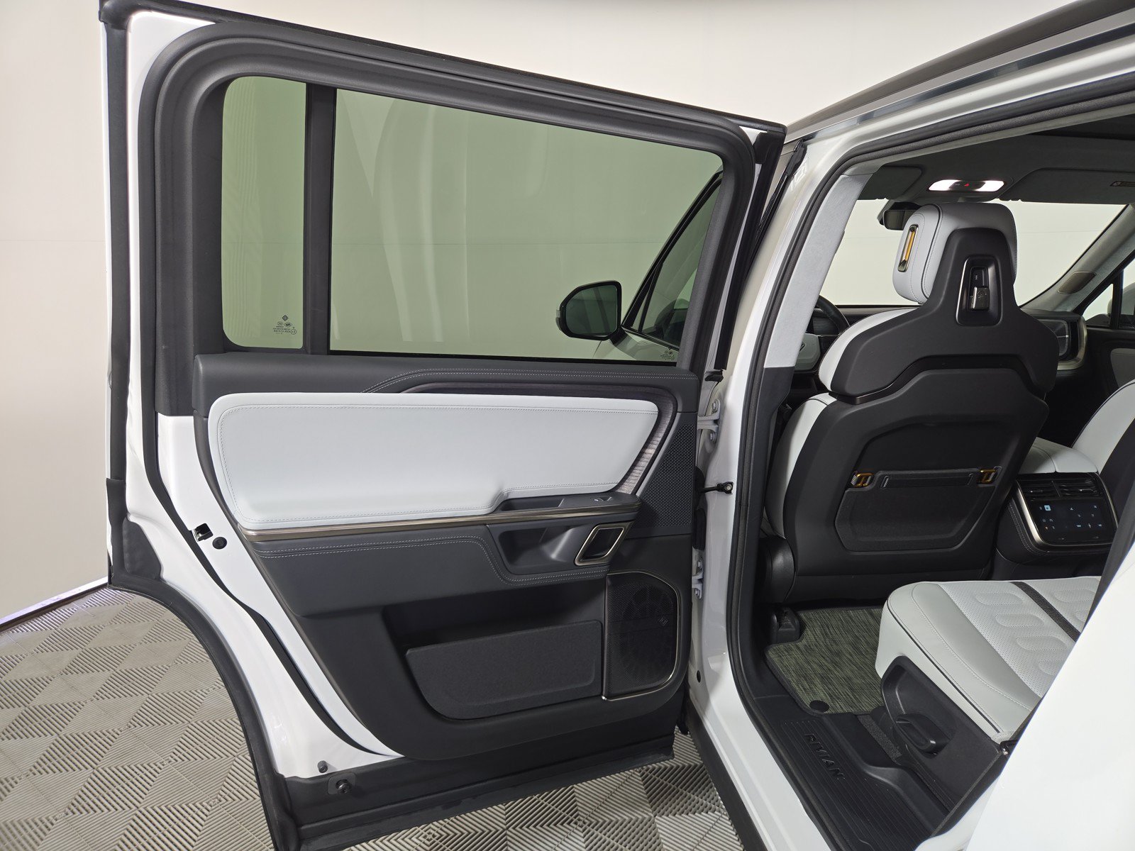 Used 2024 Rivian R1S Adventure AWD/4WD image 17