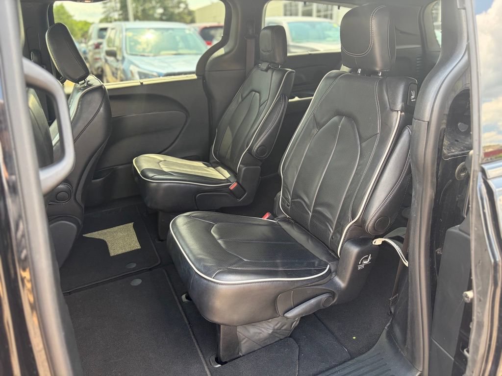 Certified 2025 Chrysler Pacifica Limited FWD image 14