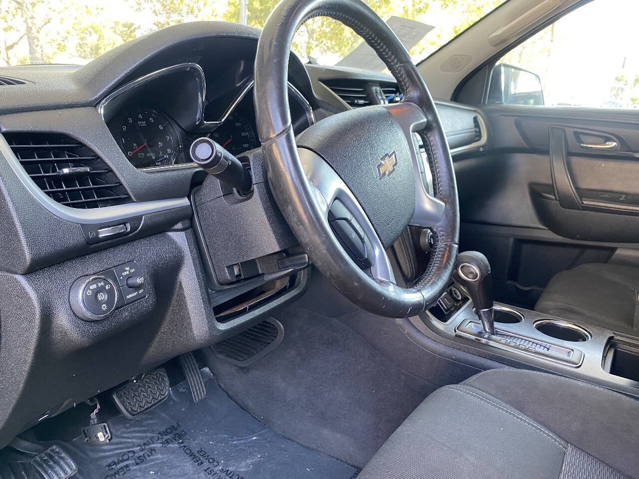 Used 2016 Chevrolet Traverse LT w/ Style and Technology Package FWD image 6