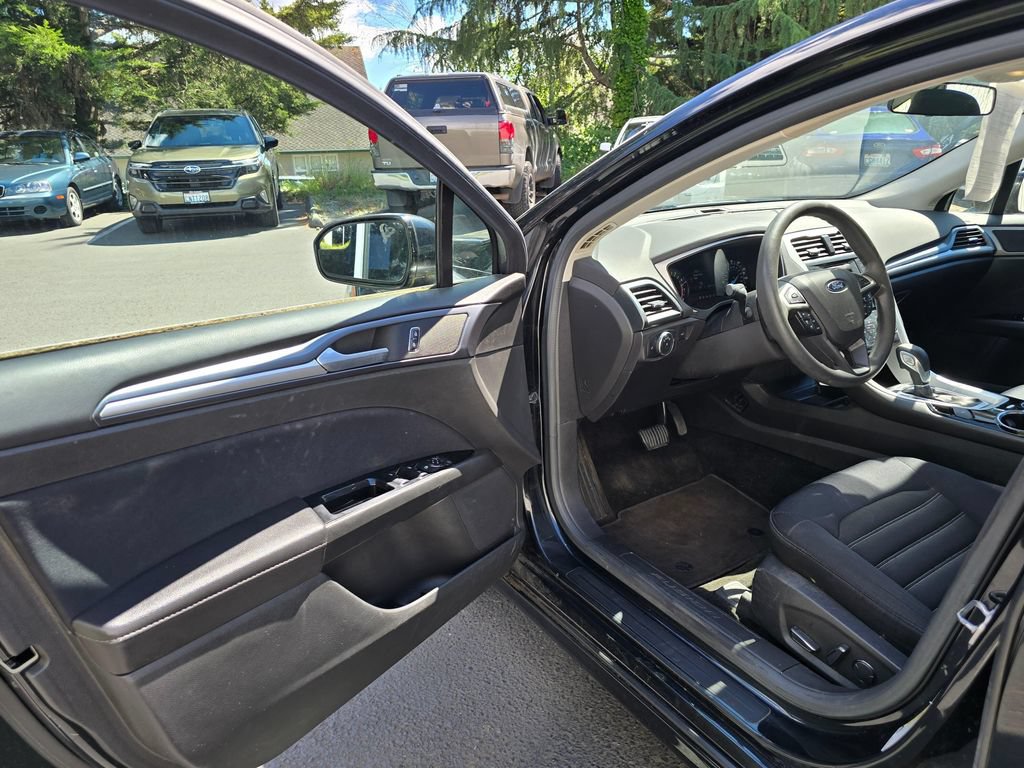 Used 2015 Ford Fusion SE FWD image 5