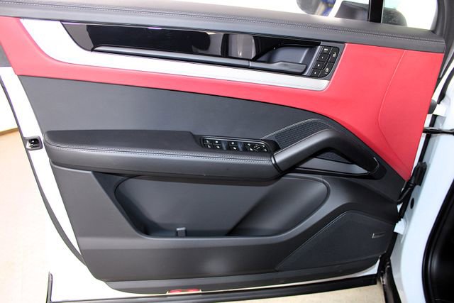 Certified 2025 Porsche Cayenne image 18