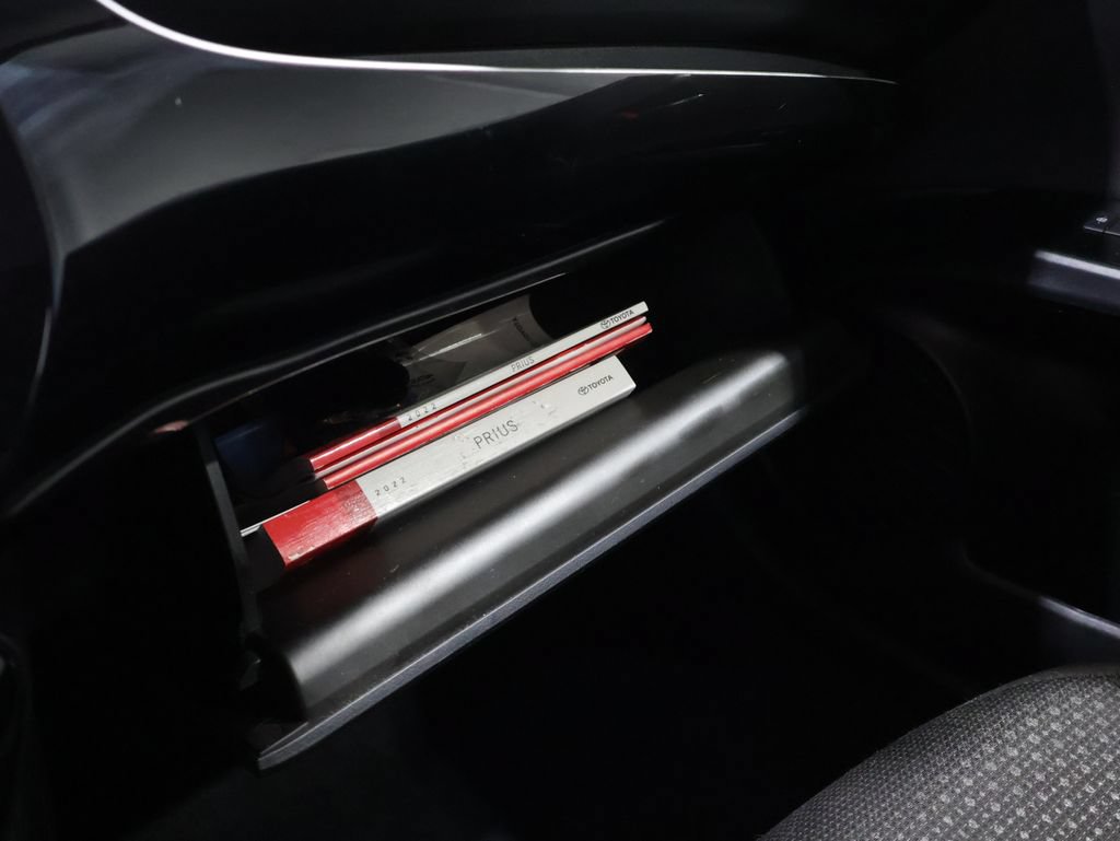 Used 2022 Toyota Prius LE AWD/4WD image 32