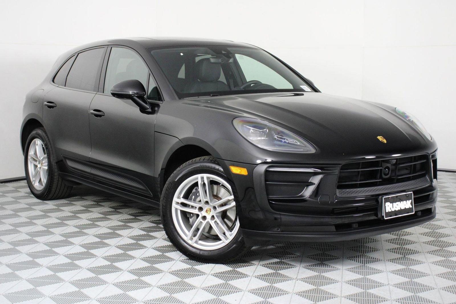 Certified 2025 Porsche Macan image 9