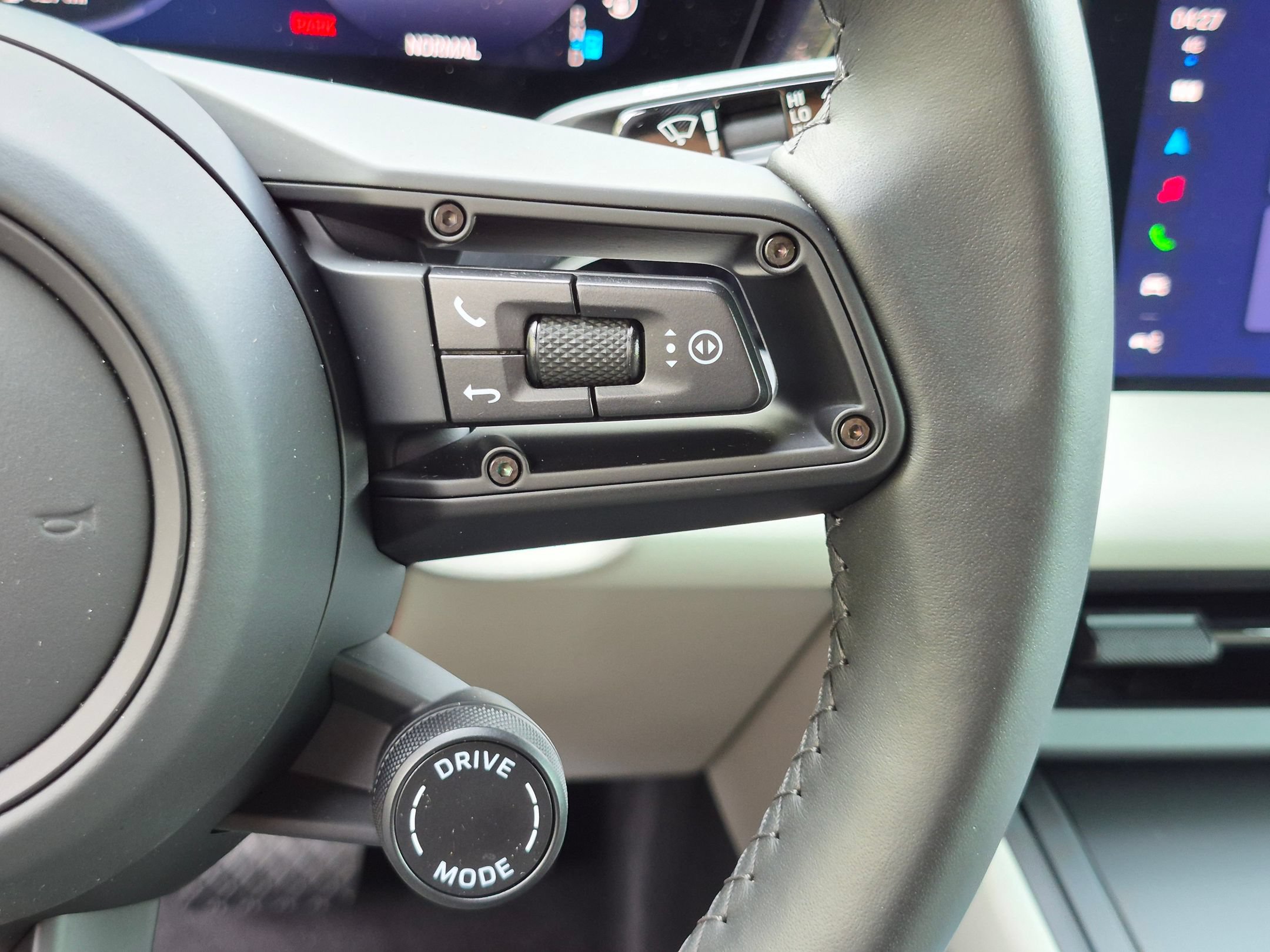 Certified 2025 Porsche Macan Electric RWD image 10