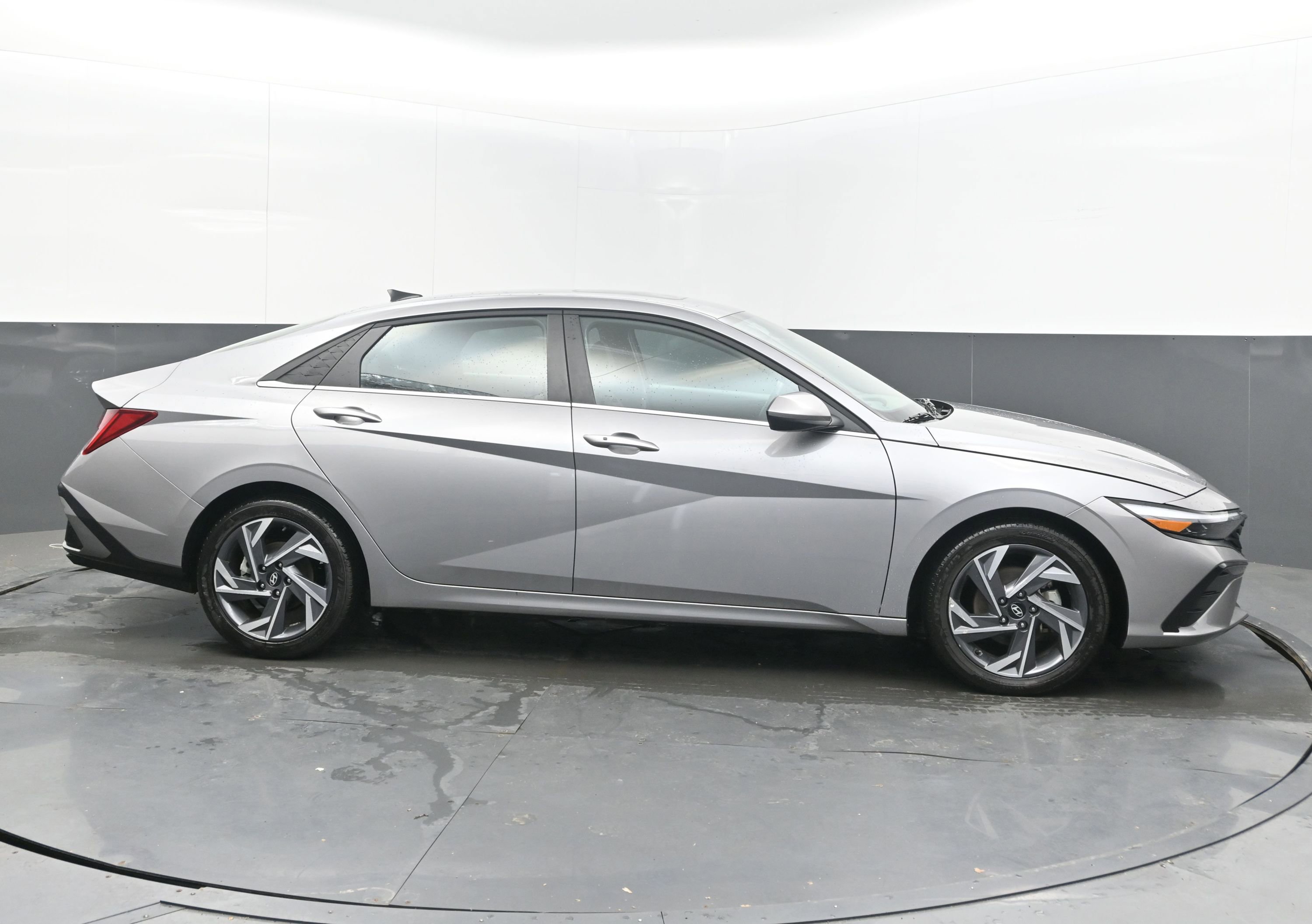 Used 2025 Hyundai Elantra SEL image 10