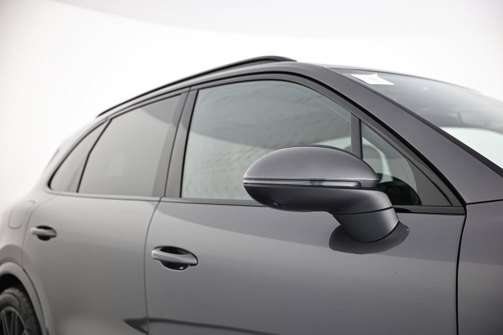 Certified 2025 Porsche Cayenne AWD/4WD image 16