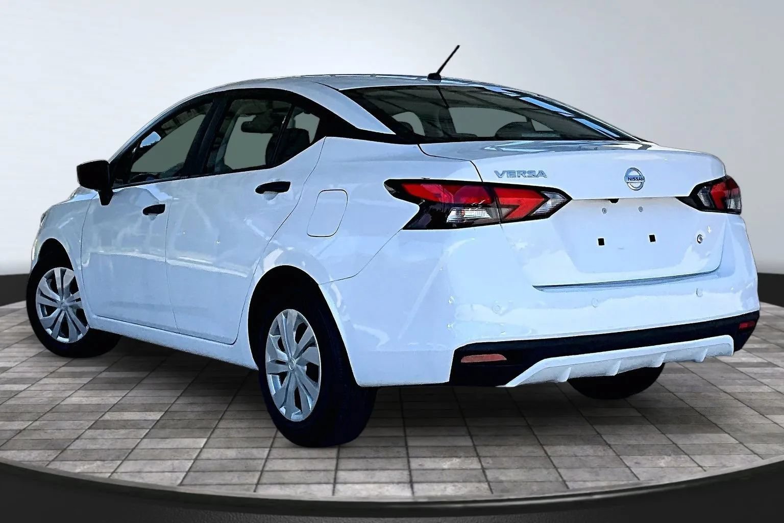Used 2025 Nissan Versa S FWD image 4