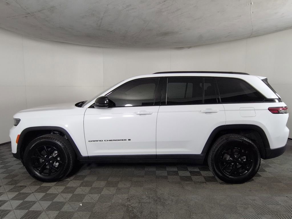 Certified 2025 Jeep Grand Cherokee Altitude AWD/4WD image 9