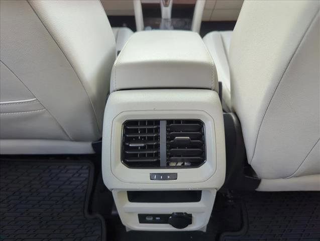 Used 2023 Volkswagen Tiguan SE w/ Panoramic Sunroof Package image 18