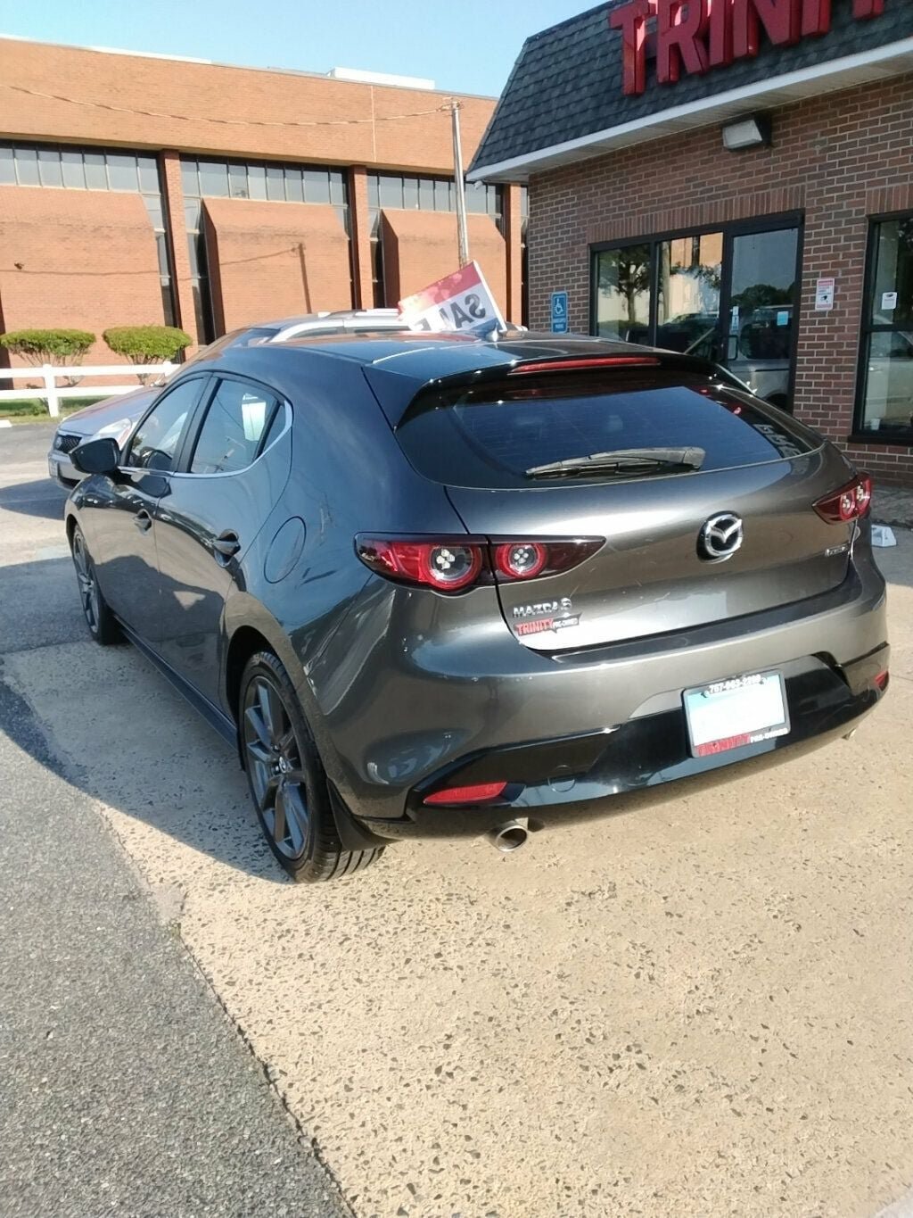 Used 2019 MAZDA MAZDA3 Hatchback w/ Preferred Package FWD image 2