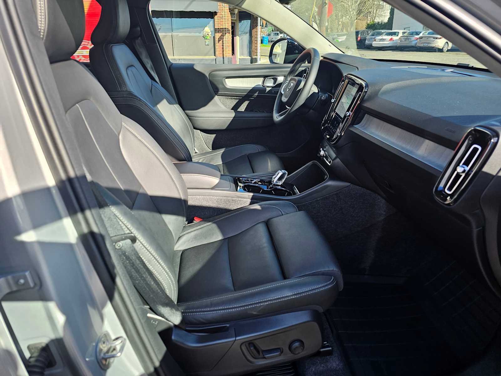 Certified 2025 Volvo XC40 B5 Plus w/ Climate Package image 10