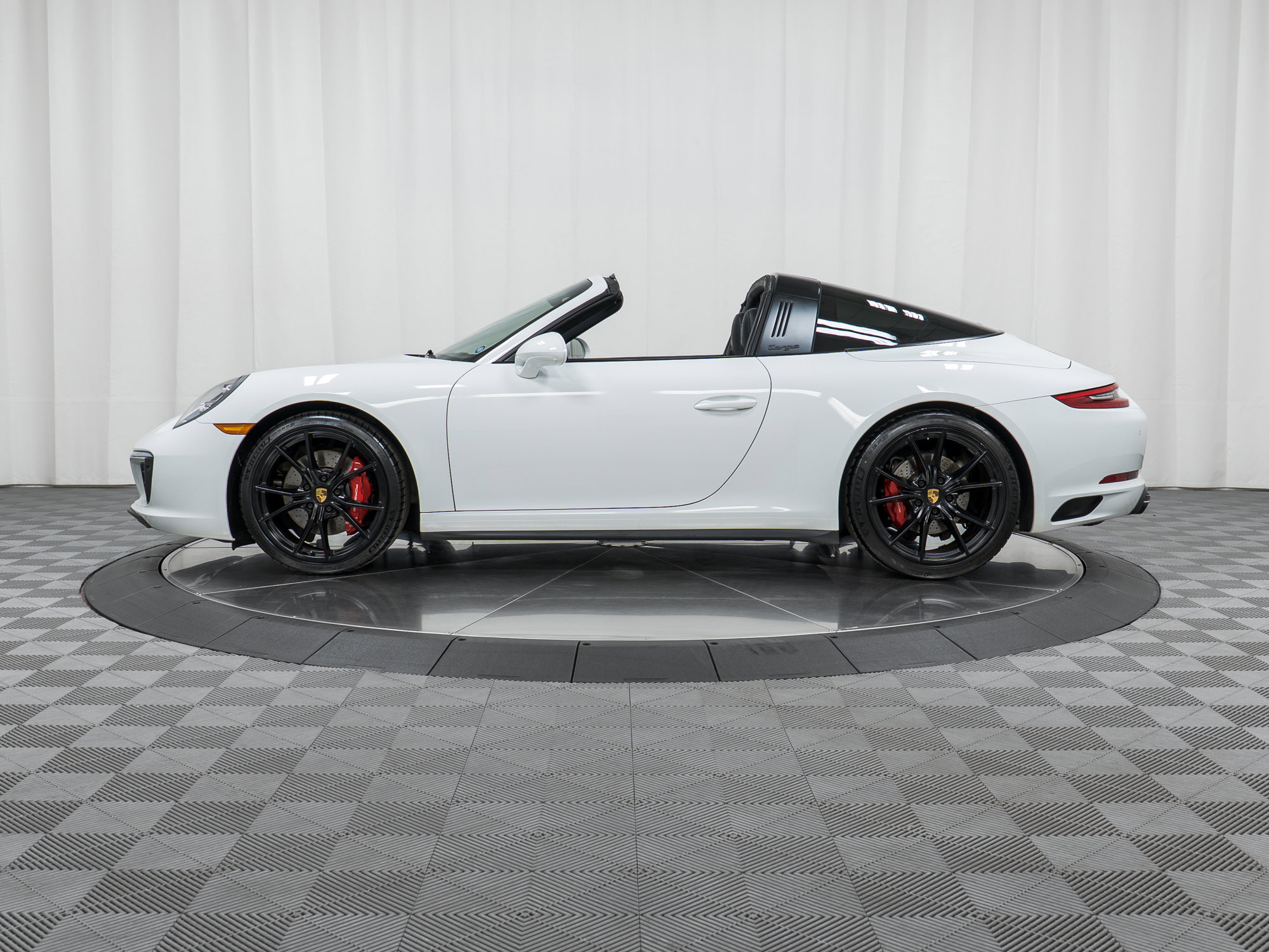 Certified 2019 Porsche 911 Targa 4S image 2